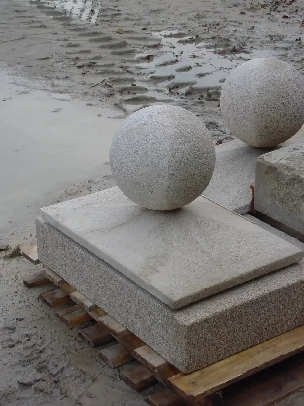 Chapeau en gris perle avec pointe et boule en granit