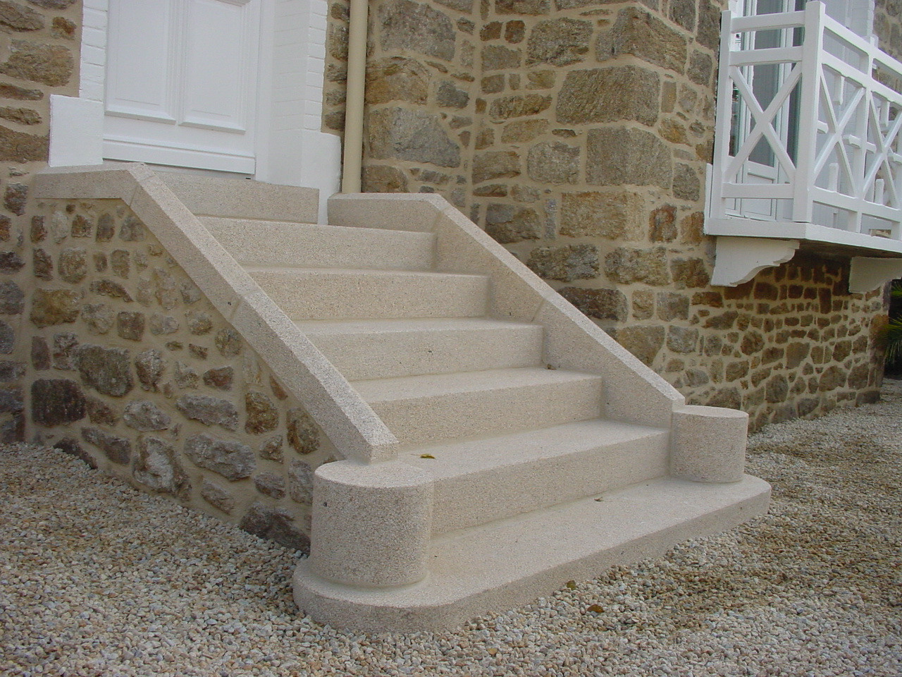 Escalier sur mesure avec limon et pierre taillée