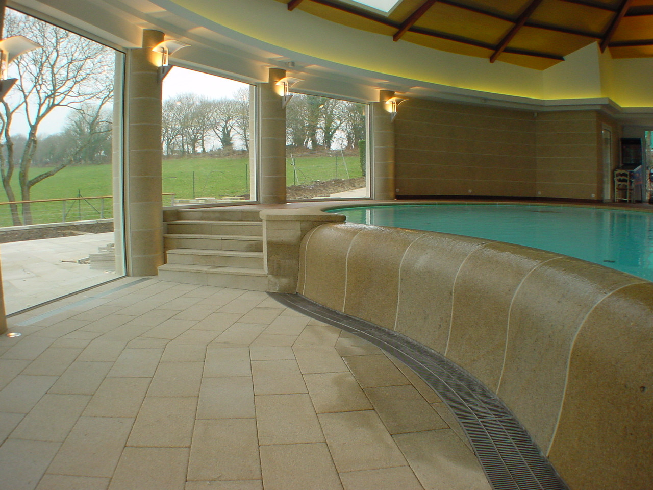 Revêtement complet en granit bouchardé fin