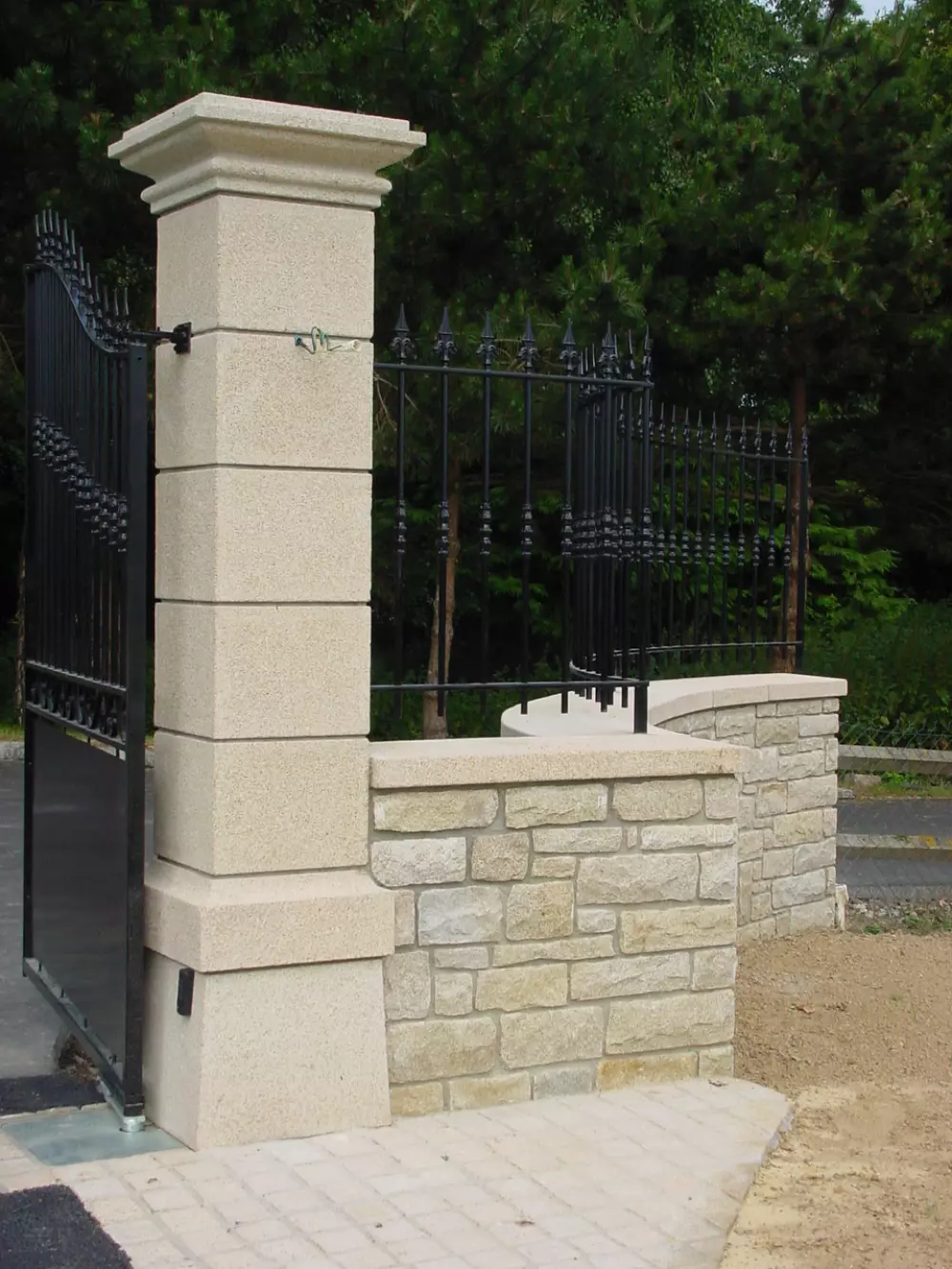 Pilier, chapeau, couronnement et moellons en granit beige