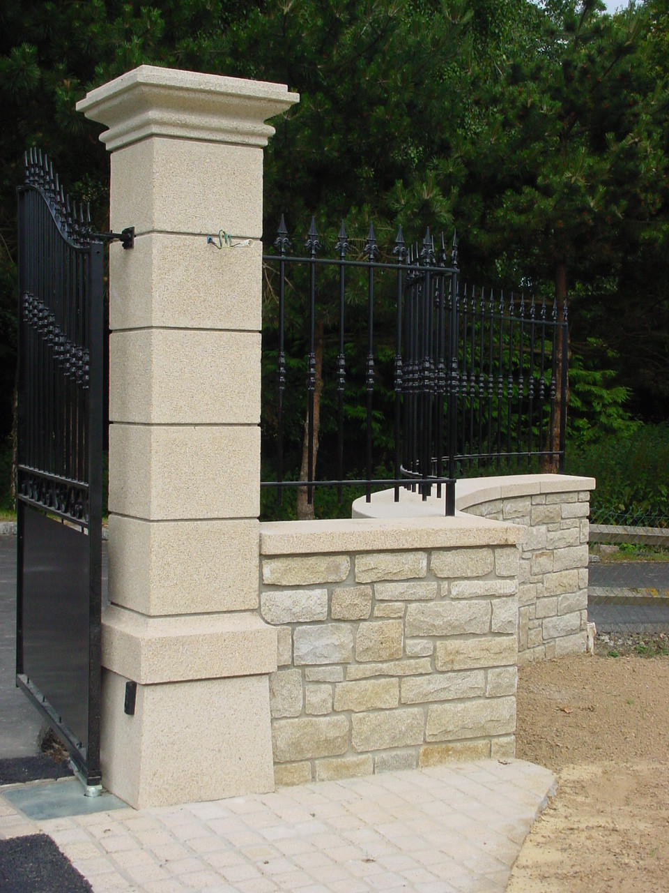 Pilier, chapeau, couronnement et moellons en granit beige