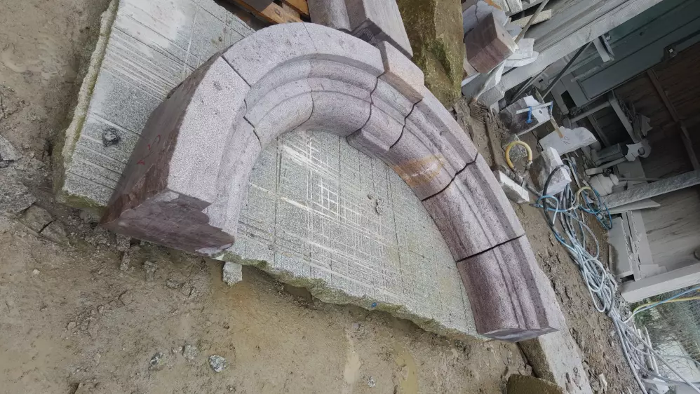 Arche mouluré en grès rose d'Erquy