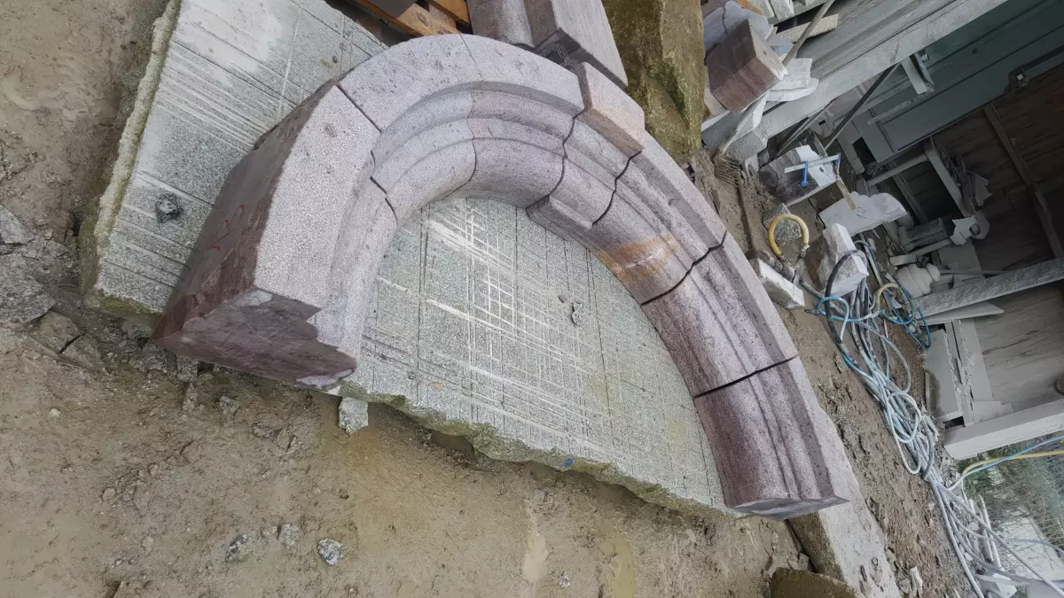 Arche mouluré en grès rose d'Erquy