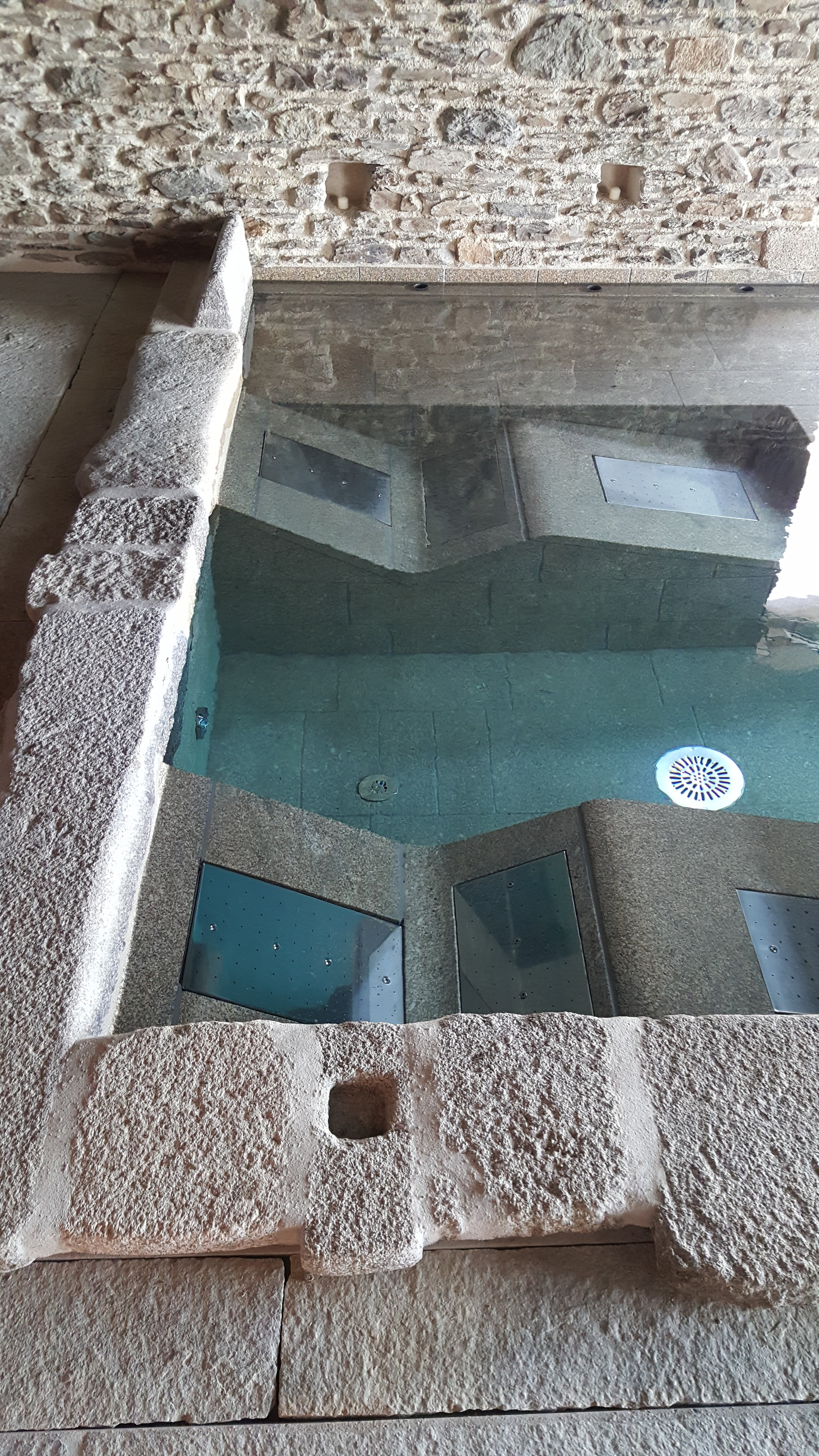 Mobilier de piscine en granit sur mesure