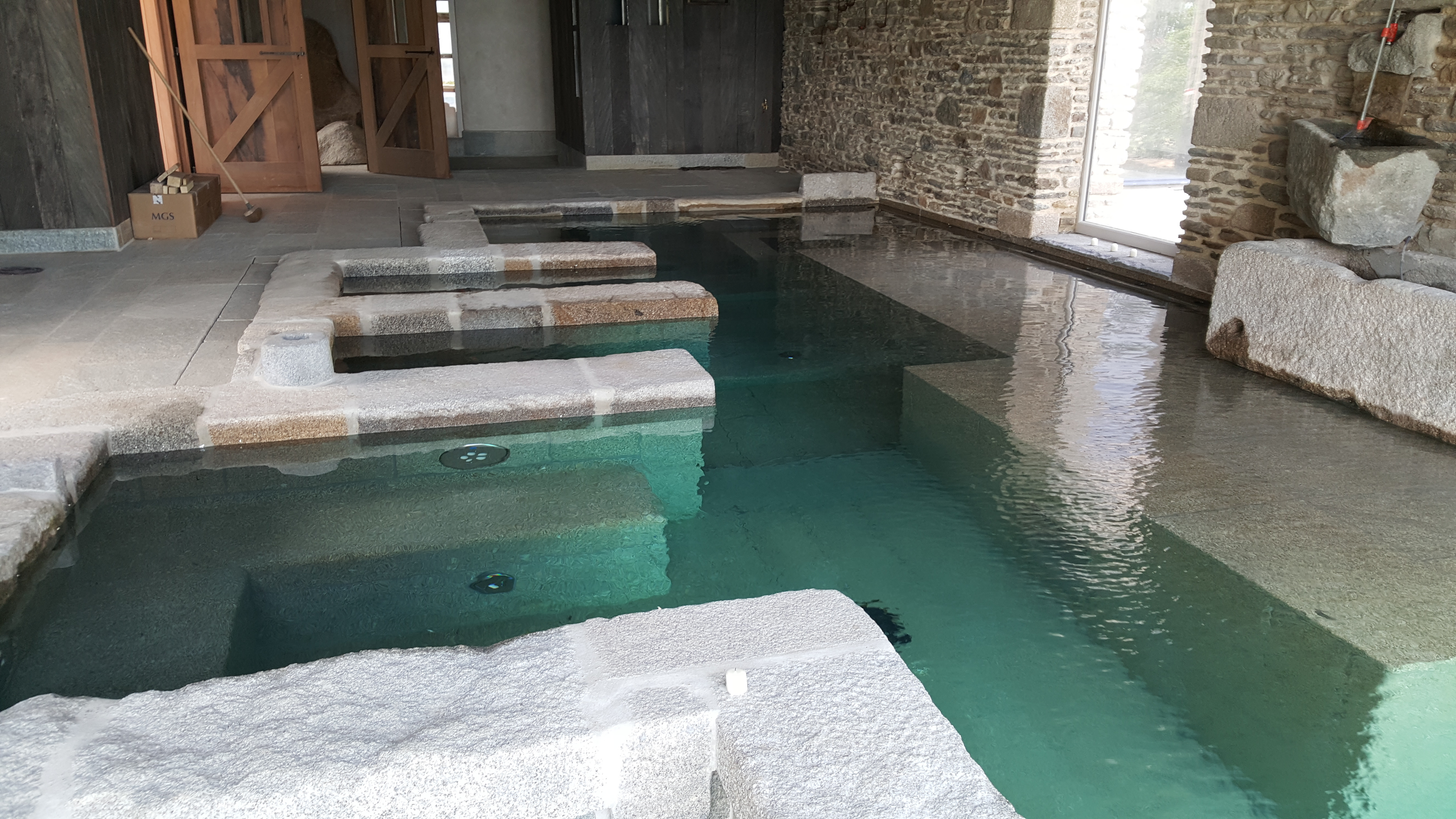 Joue, banc et dalle en granit