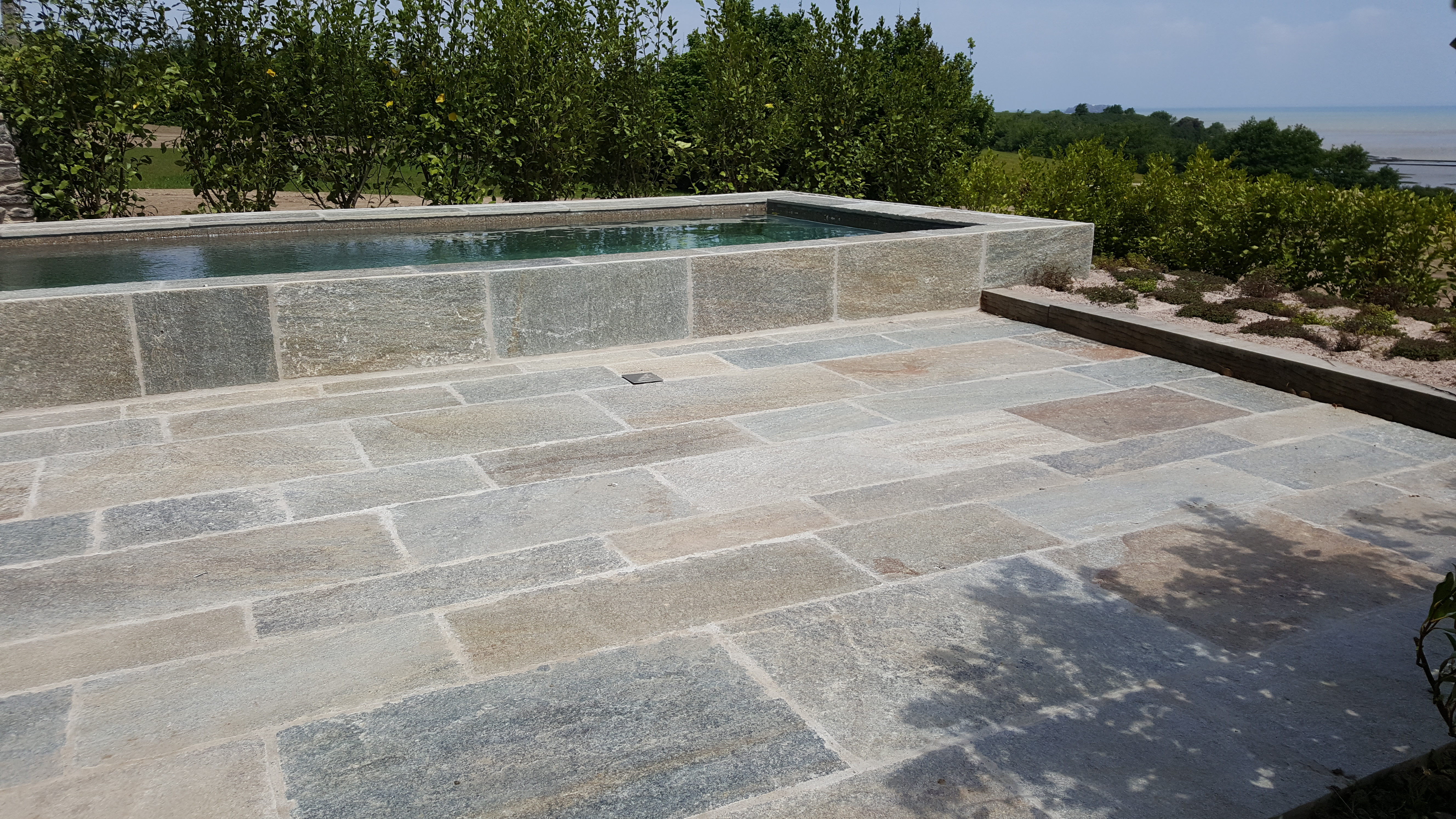 Piscine revêtu de dalle de Luserne