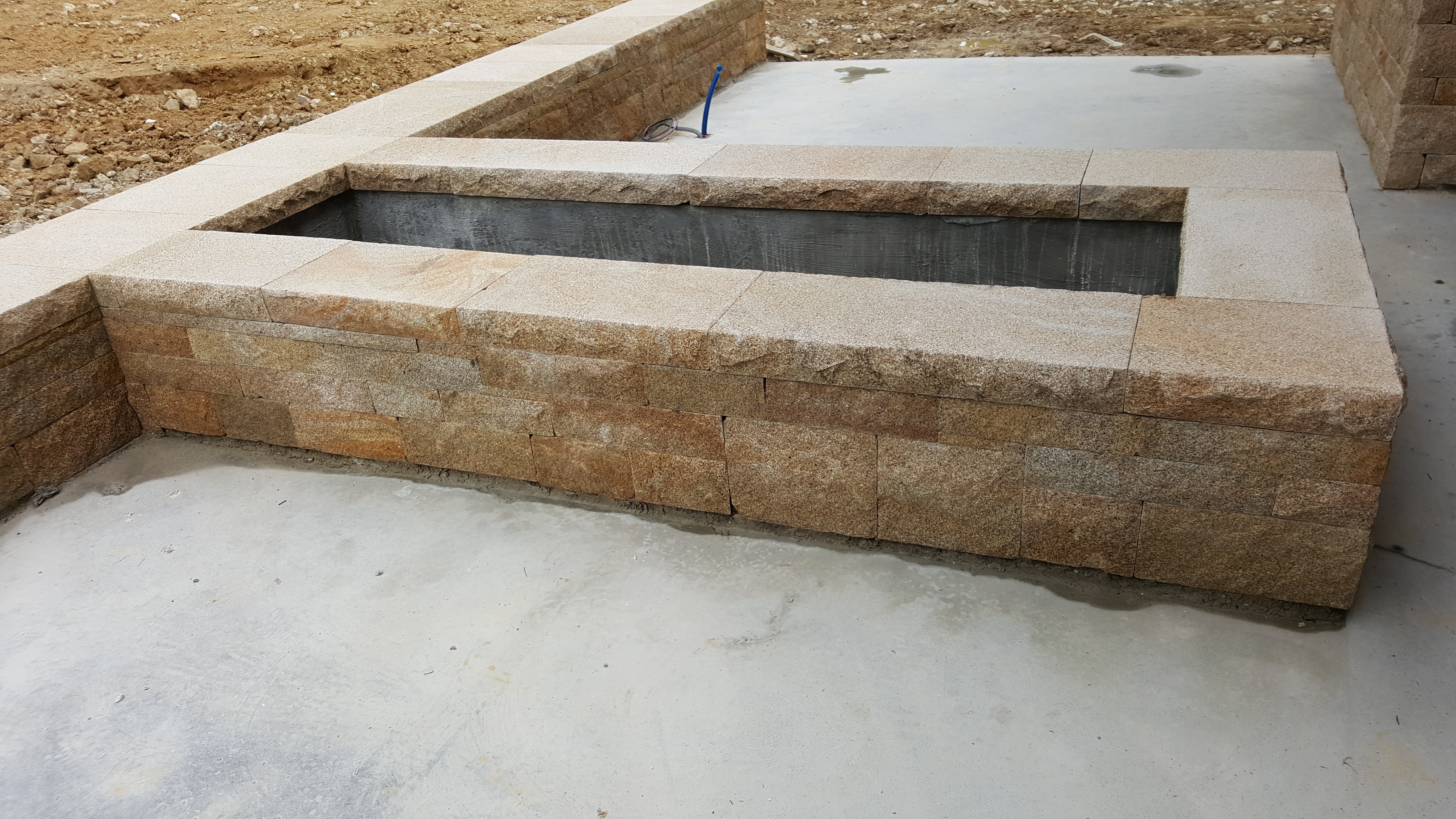 Couronnement en beige Guerlesquin, dessus bouchardé, chants éclatés