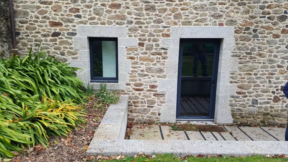 Ouvertures en granit bleu du Hinglé, finition bouchardée