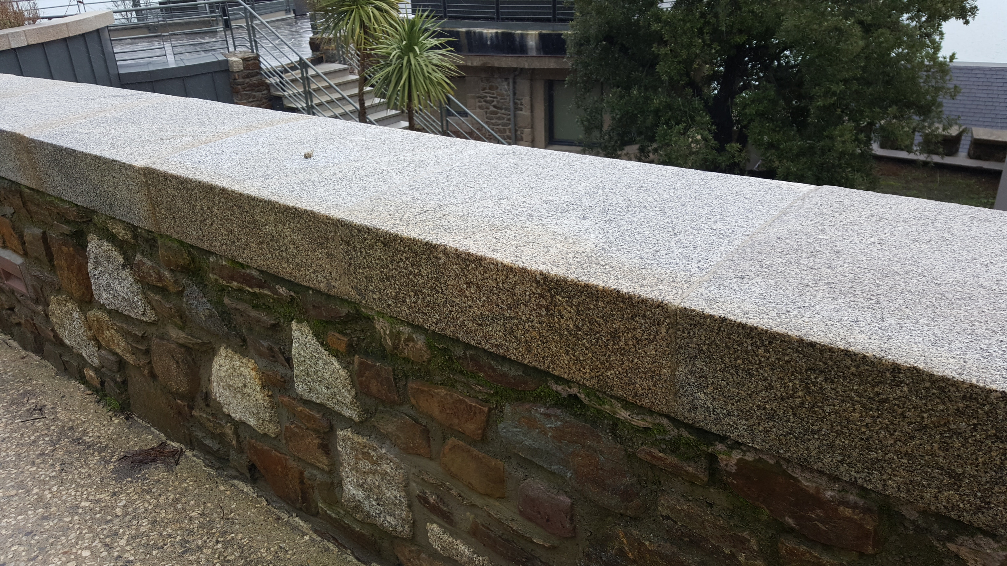 Couronnement bombé en granit gris roux