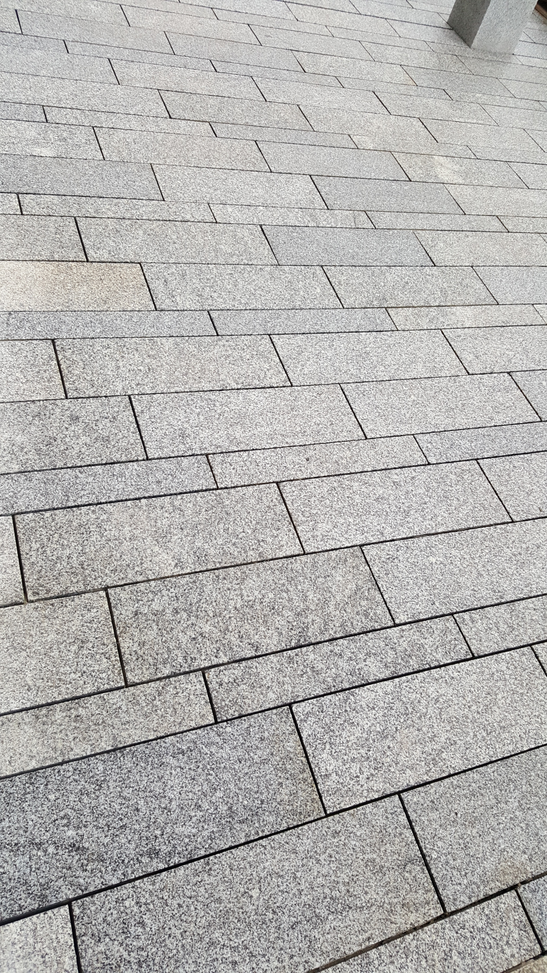 Dallage en granit du Hinglé, pose en bande