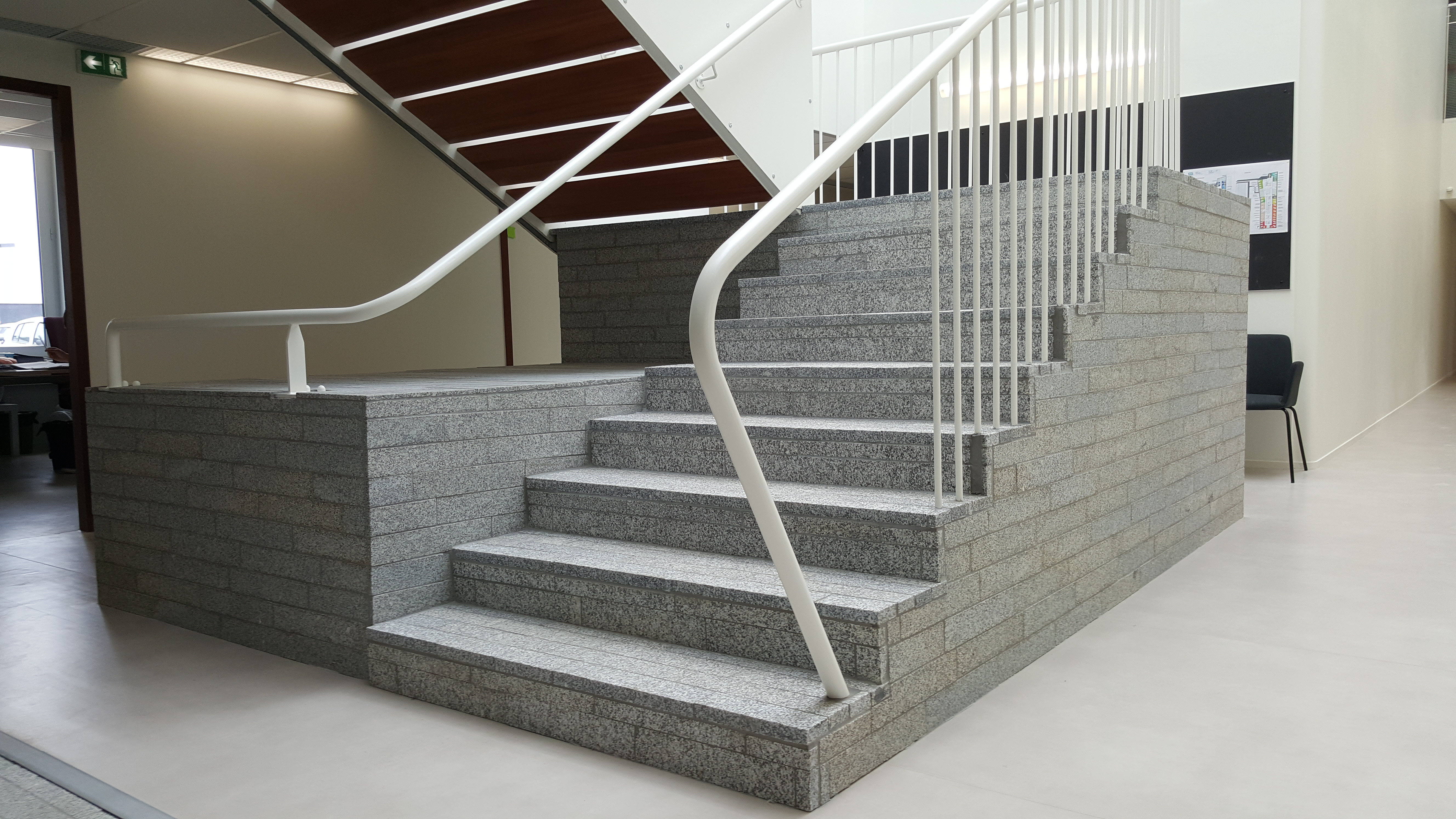 Emmarchement constitué de dallettes en granit