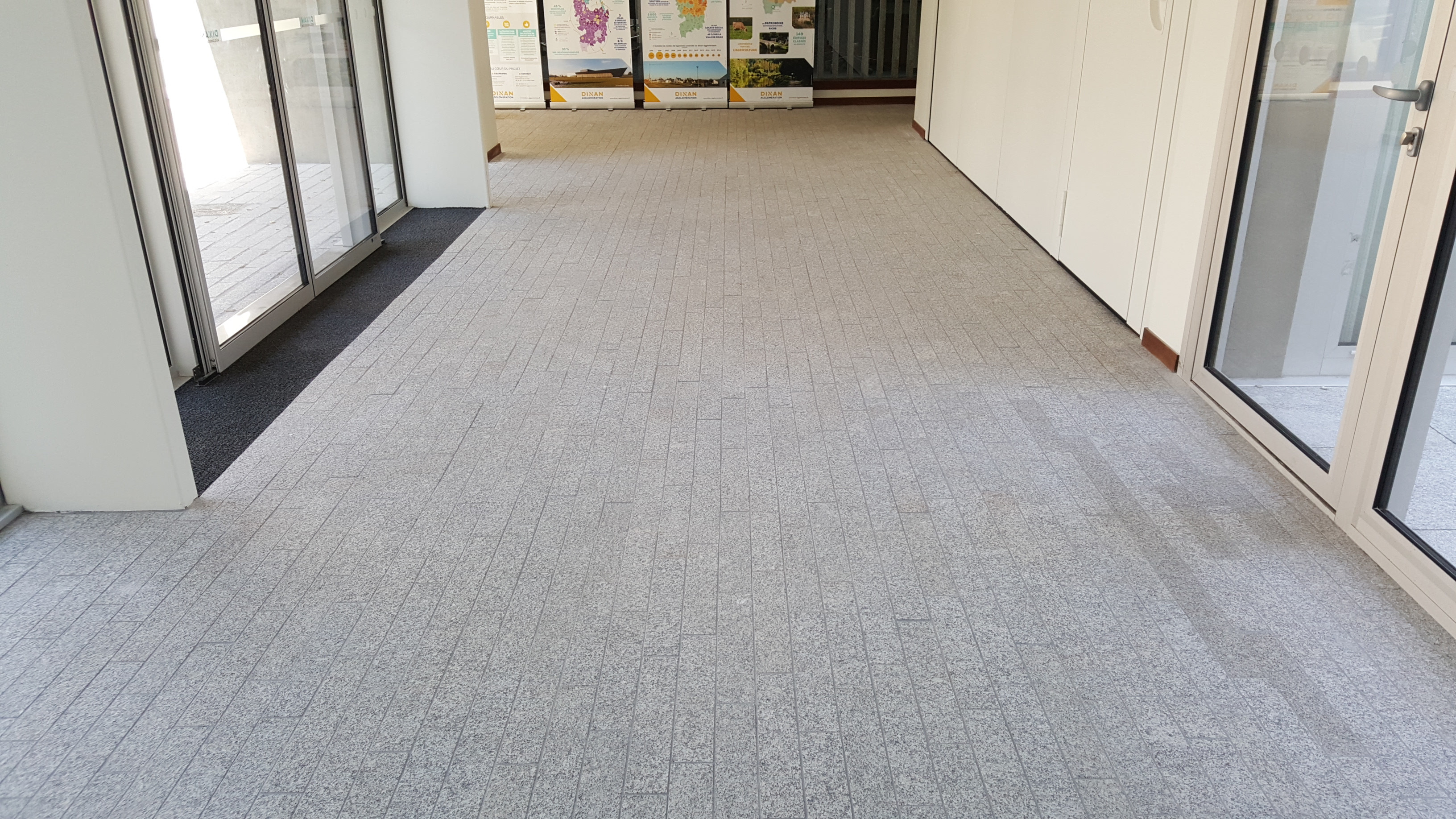 Dalle en granit bleu du Hinglé, en bande libre