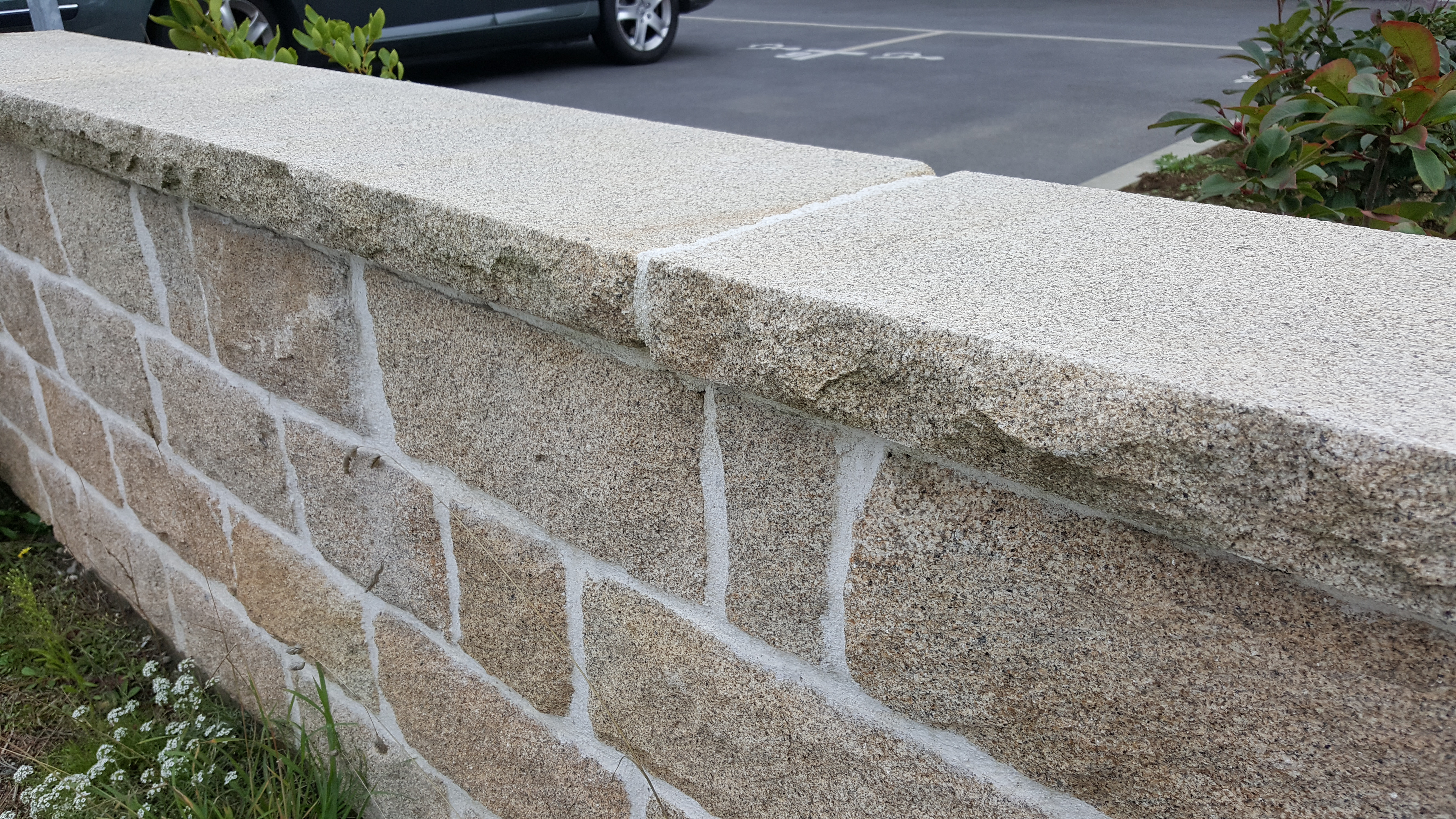 Dessus bouchardé, deux chants éclatés