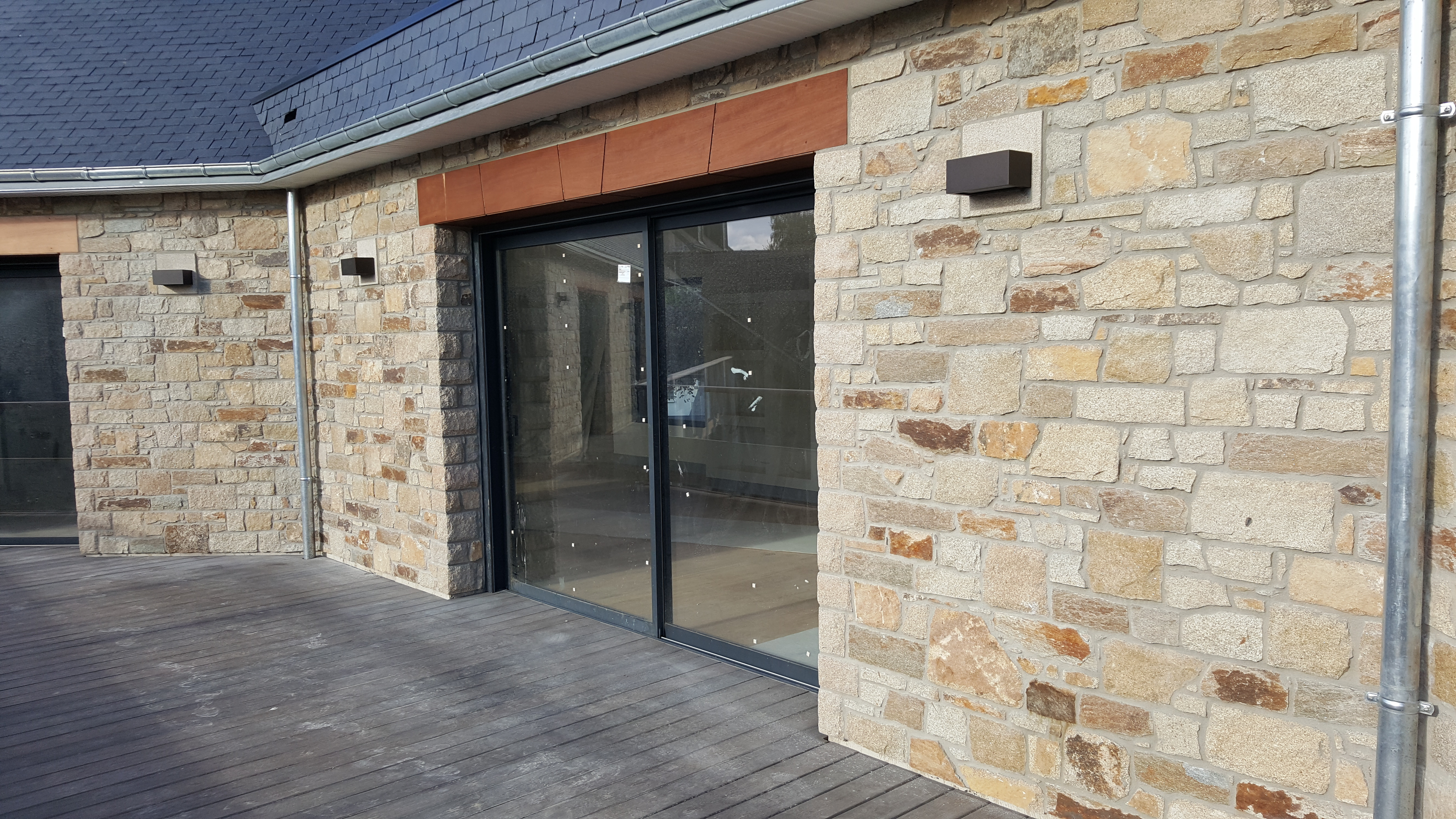 Pierre à coller assisée et rustique, pose brouillée