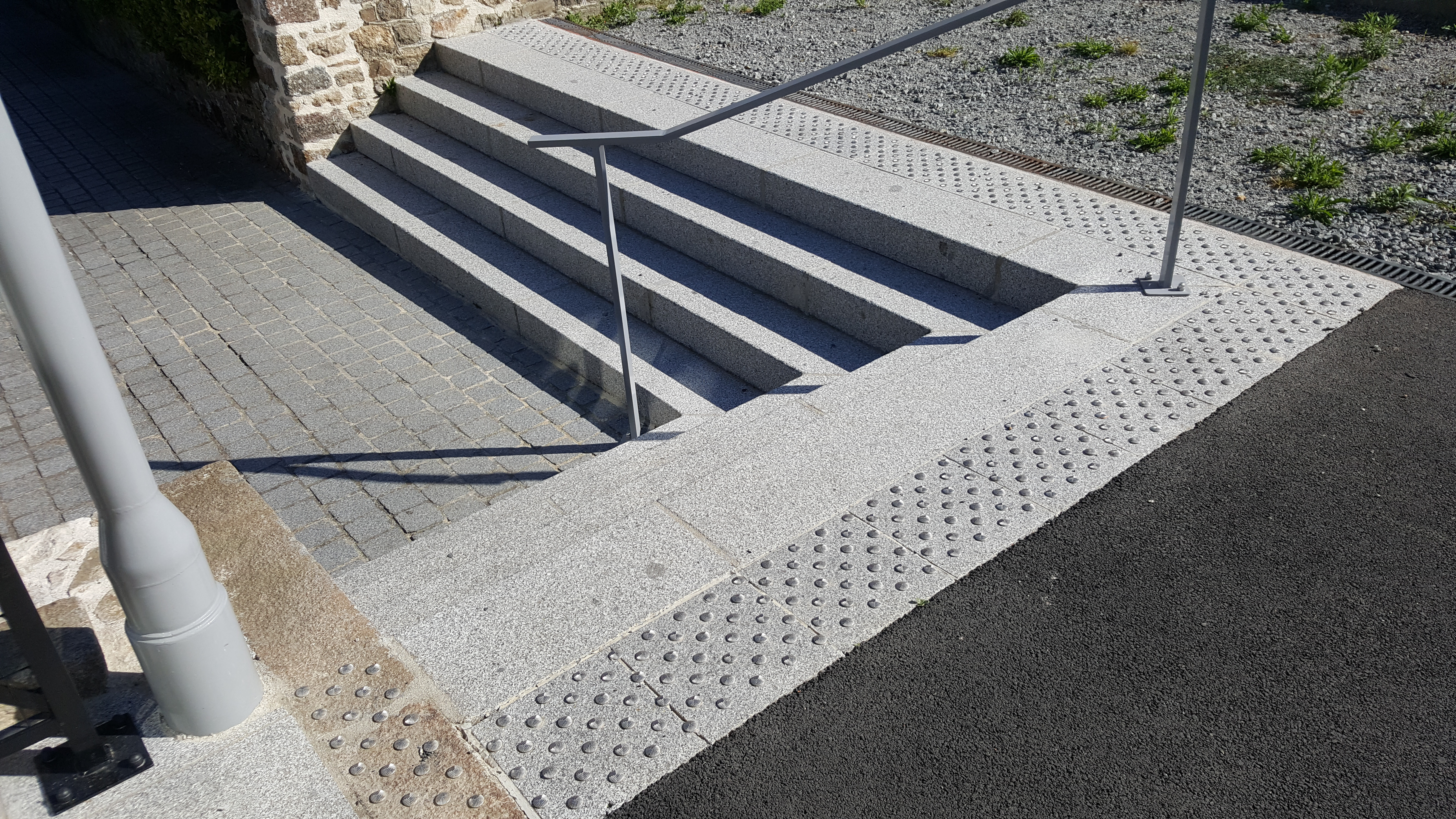 Marches et dalle podotactiles en granit gris bleu Louvigné