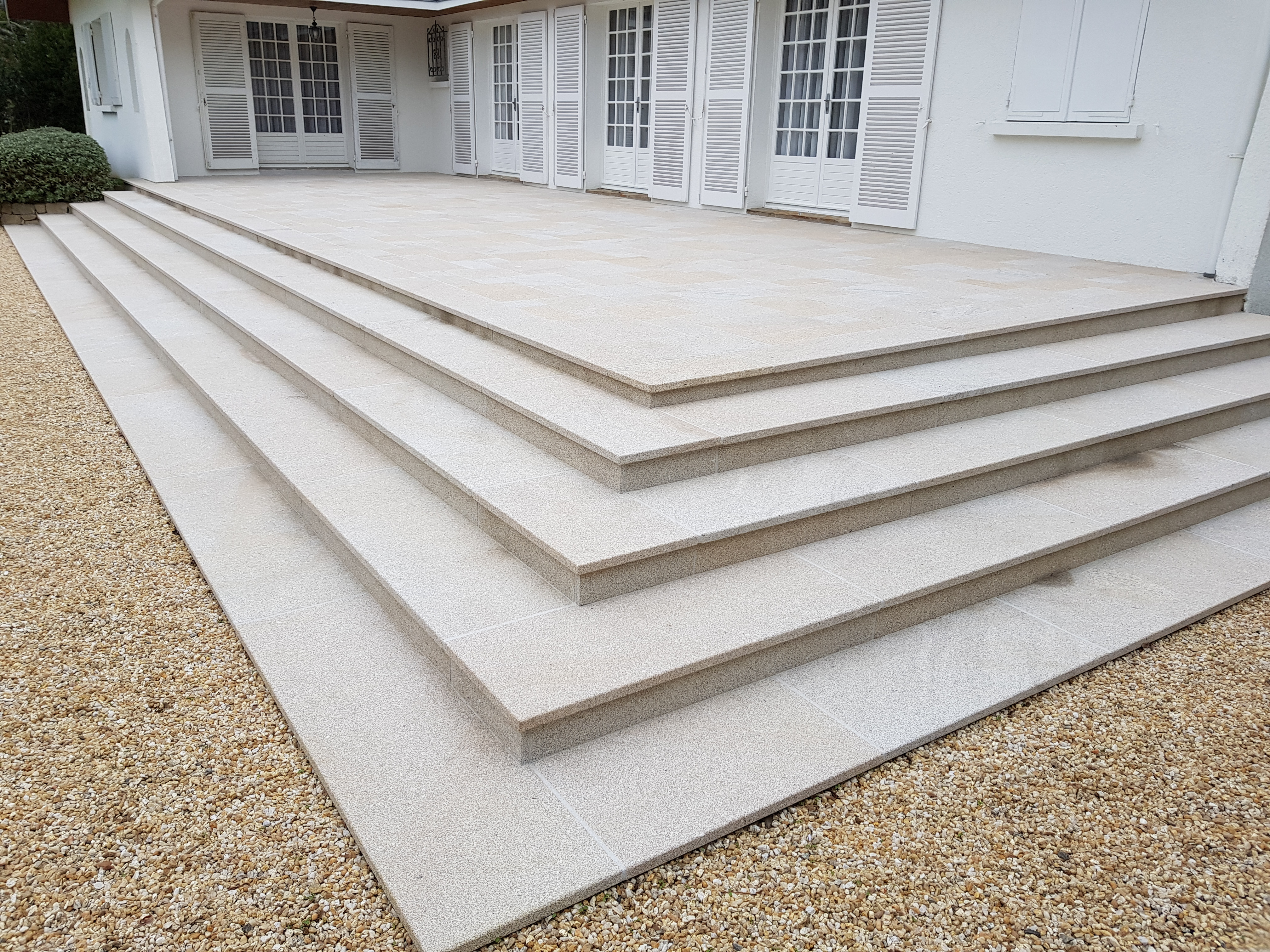 Dessus de marche et contre-marche en granit beige