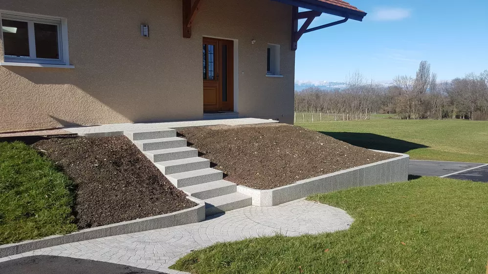 Escalier paysager en granit gris Huelgoat