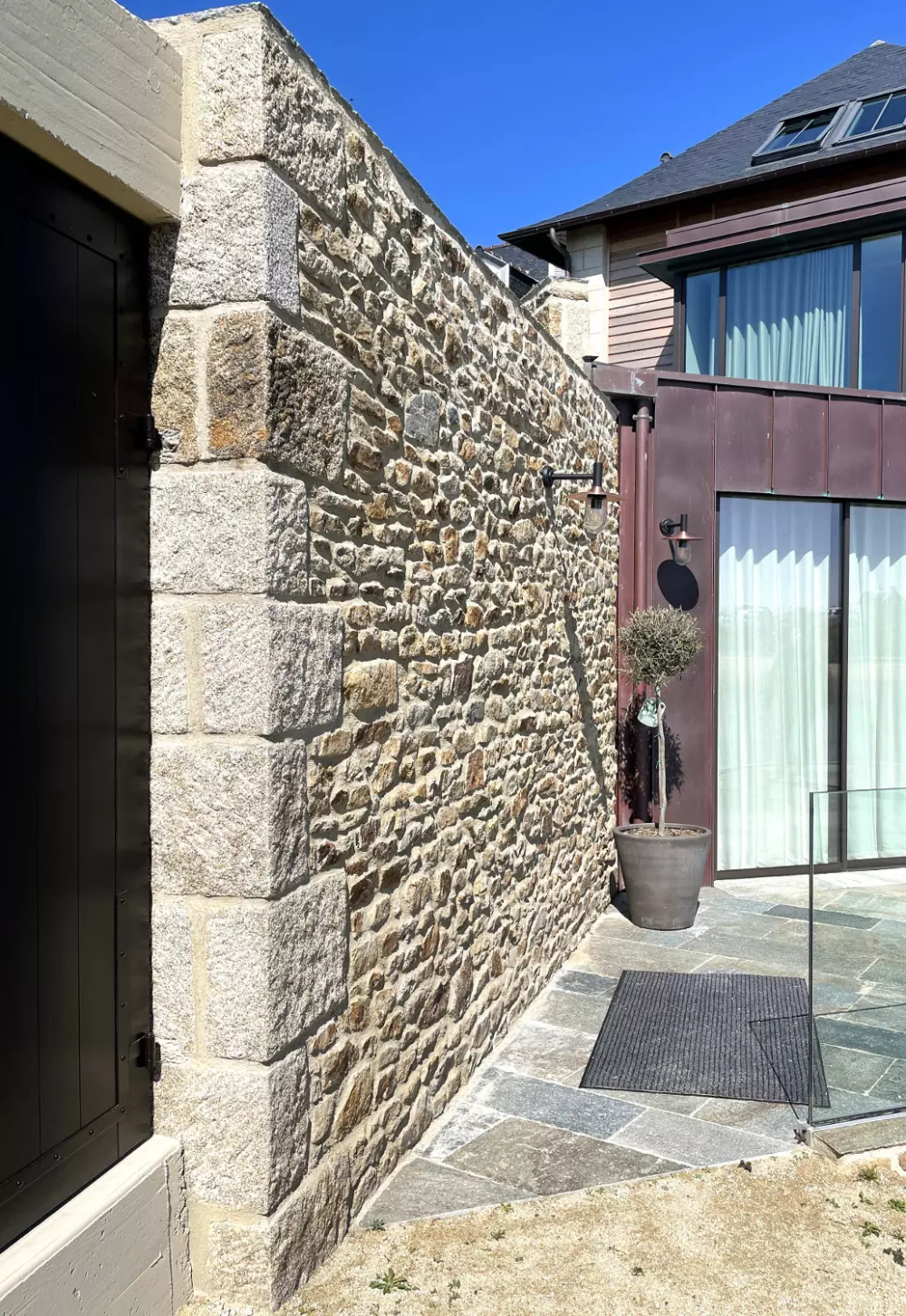 Angle en granit finition vieillie sur maison individuelle