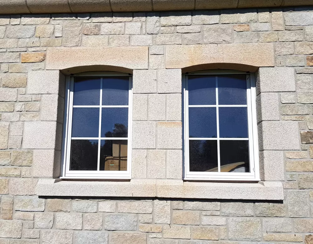 Double fenêtres en granit appareillée