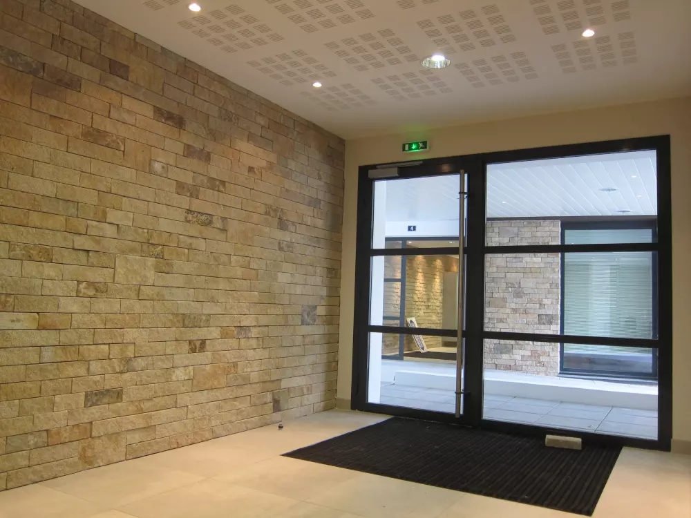 Placage éclaté, bords scié, pose au rang en intérieur