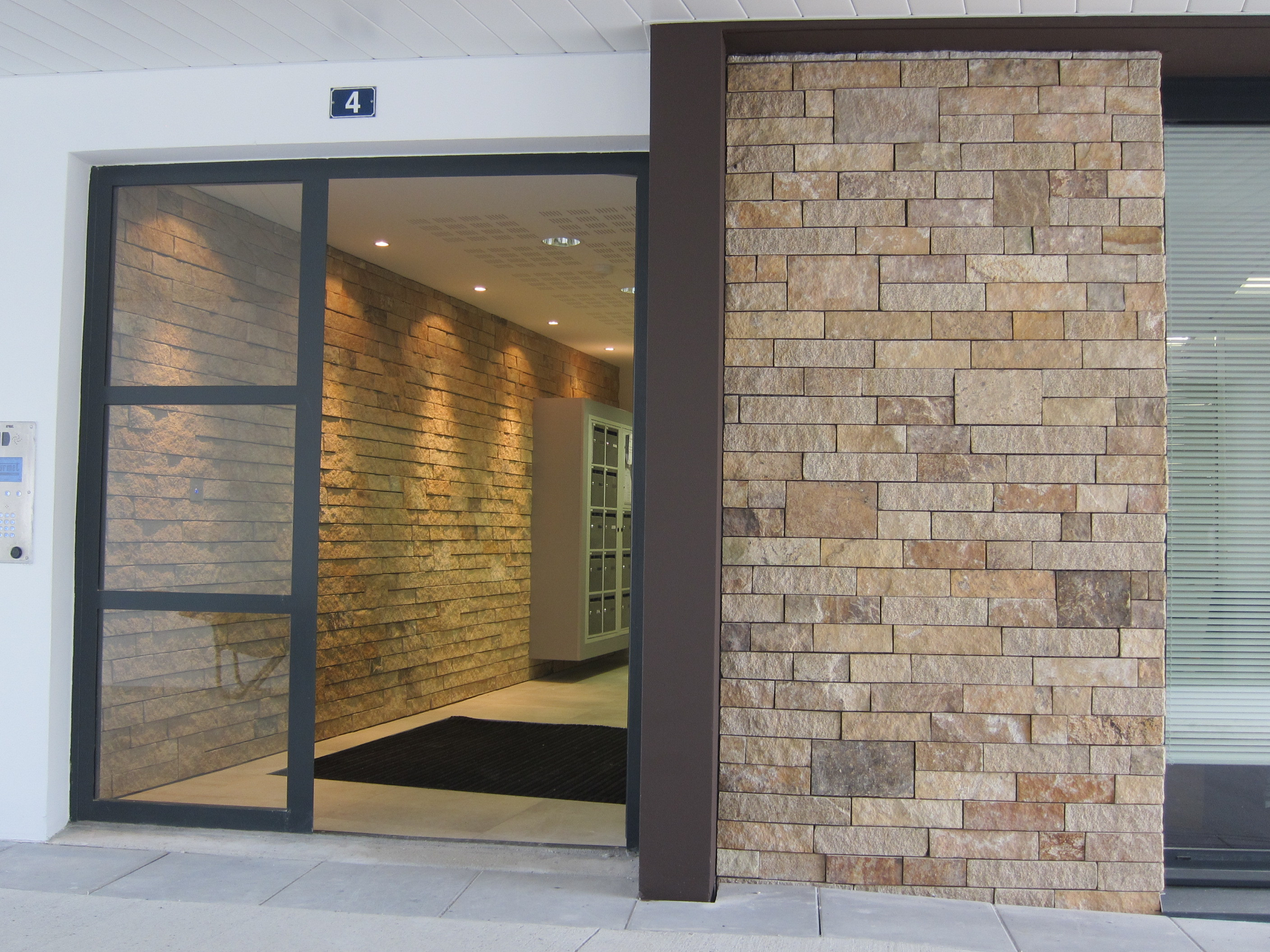 Granit de Guerlesquin collé, face éclatée, bords sciée, pose au rang