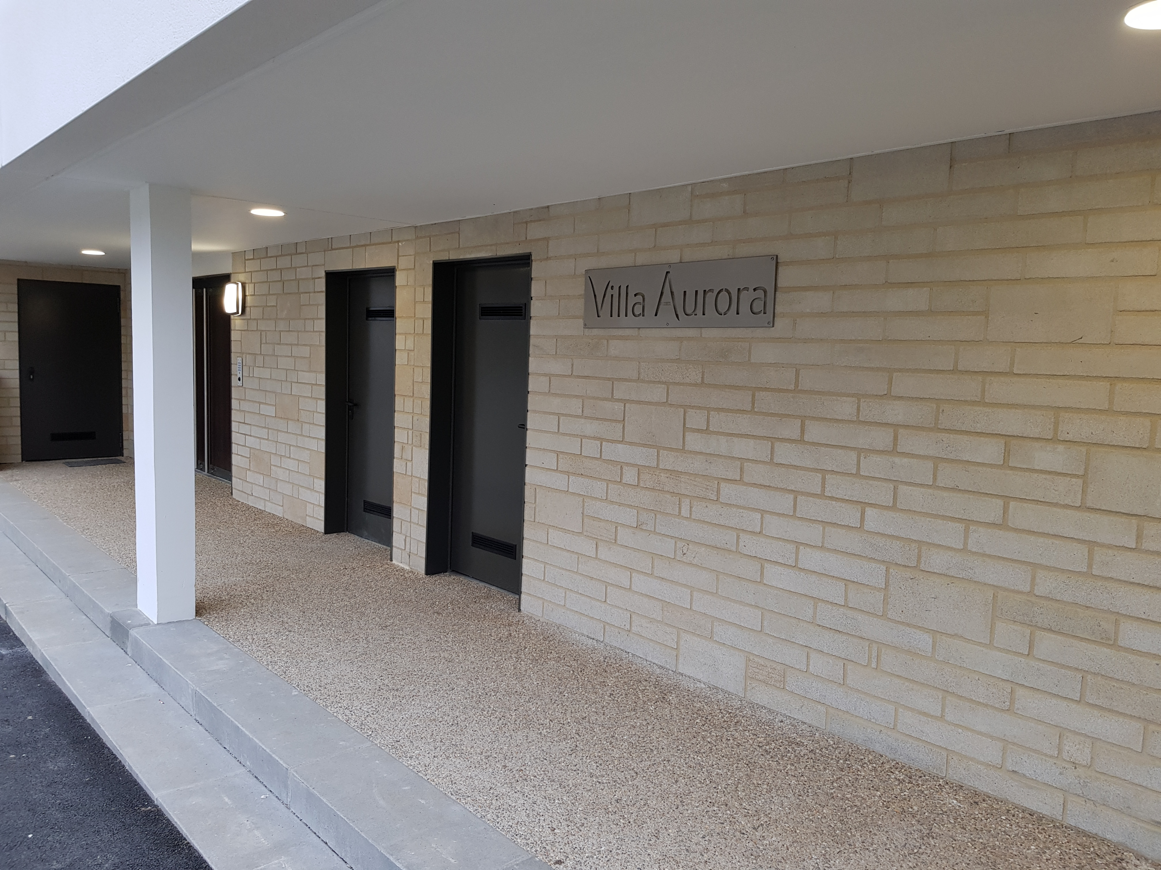 Pierre à coller en granit beige, bords sciés et pose au rang