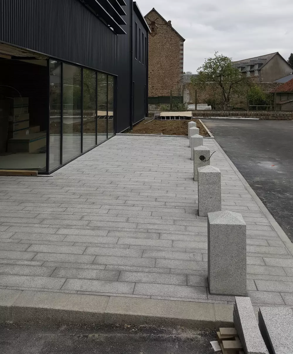 Borne carré en granit du Hinglé