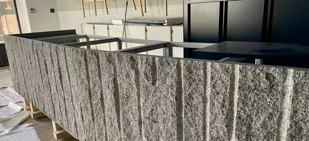 Comptoir refrigéré en granit gris bleu de Louvigné