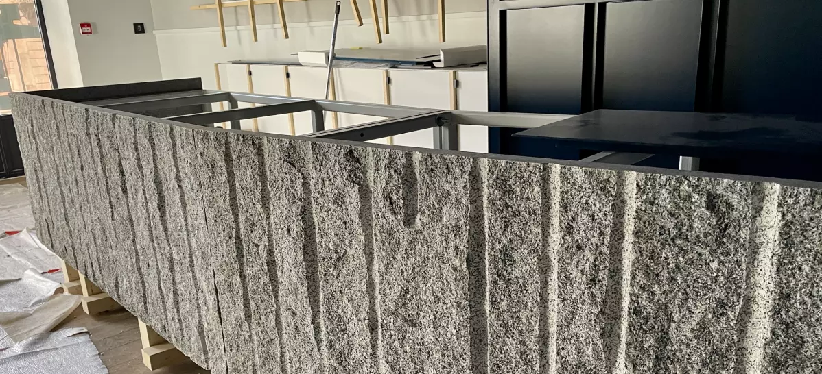 Comptoir refrigéré en granit gris bleu de Louvigné