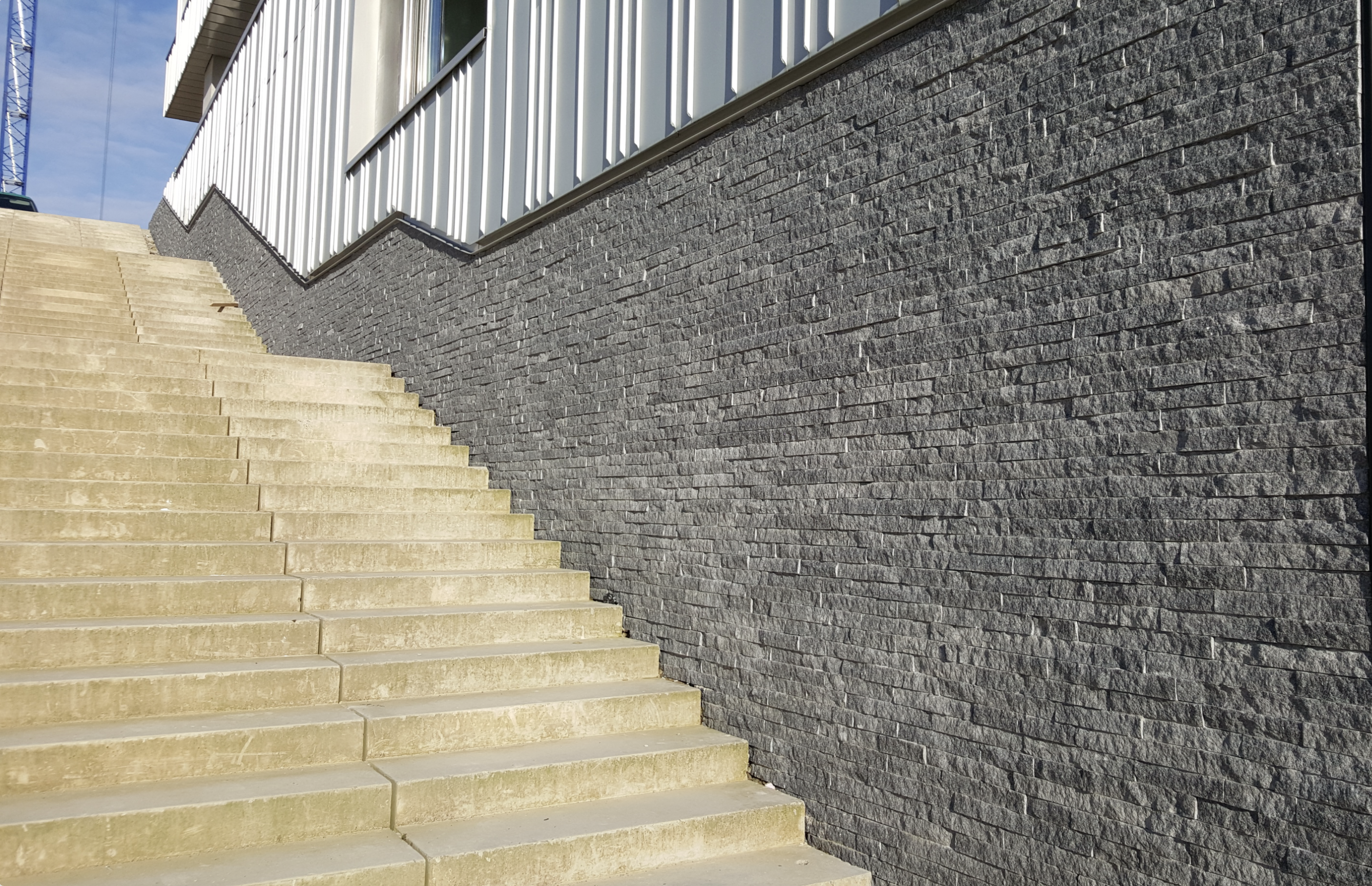 Pierre à coller en granit Lanhélin, bords sciés, pose au rang