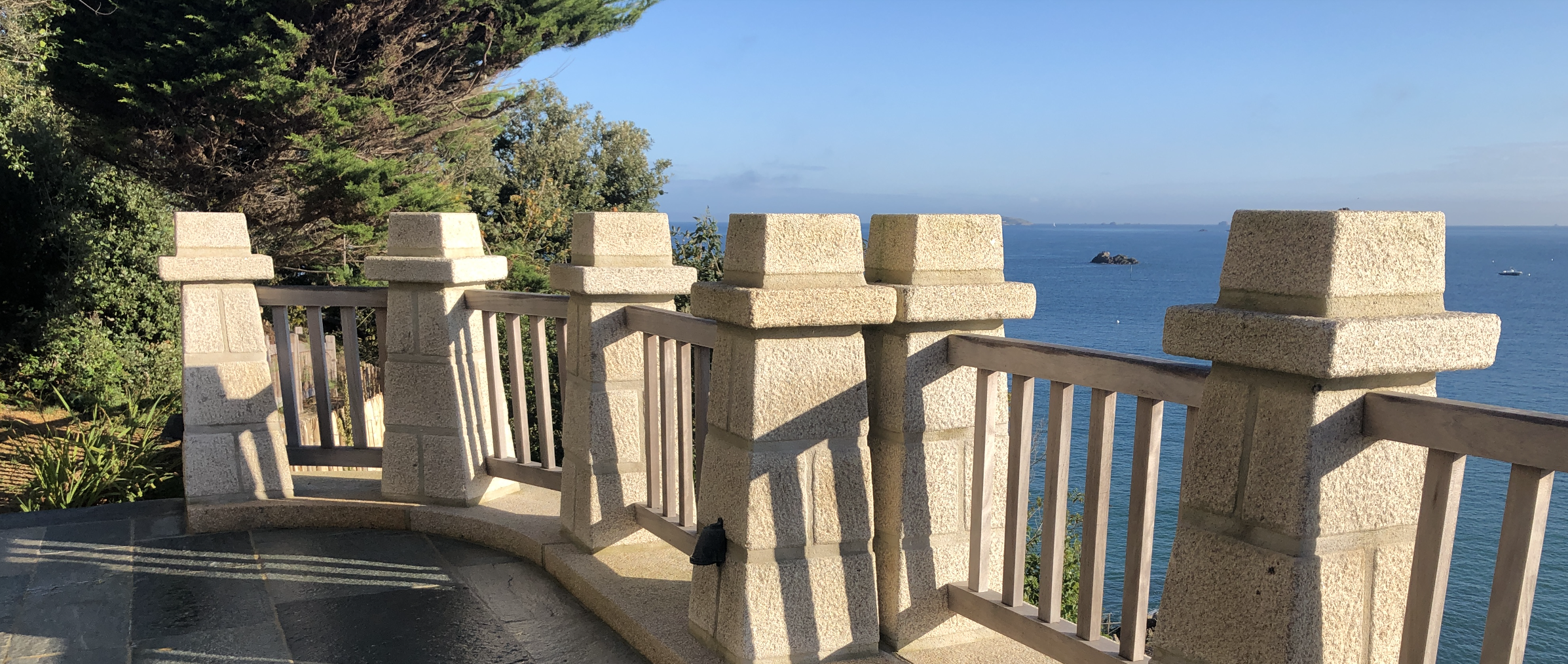 Chapeau et pilier en granit