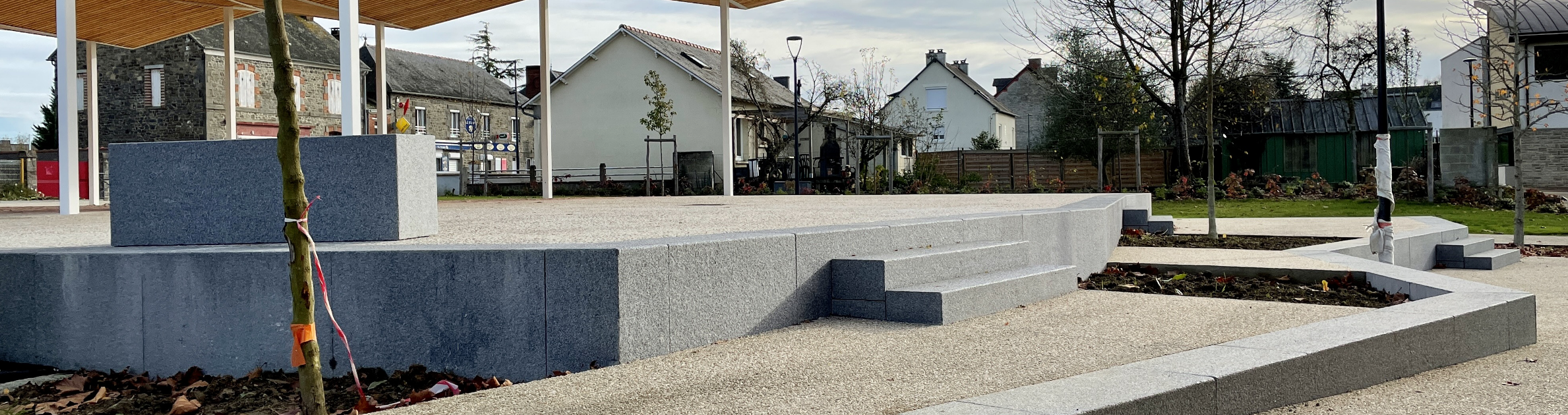 Banc, mur de soutènement et marche