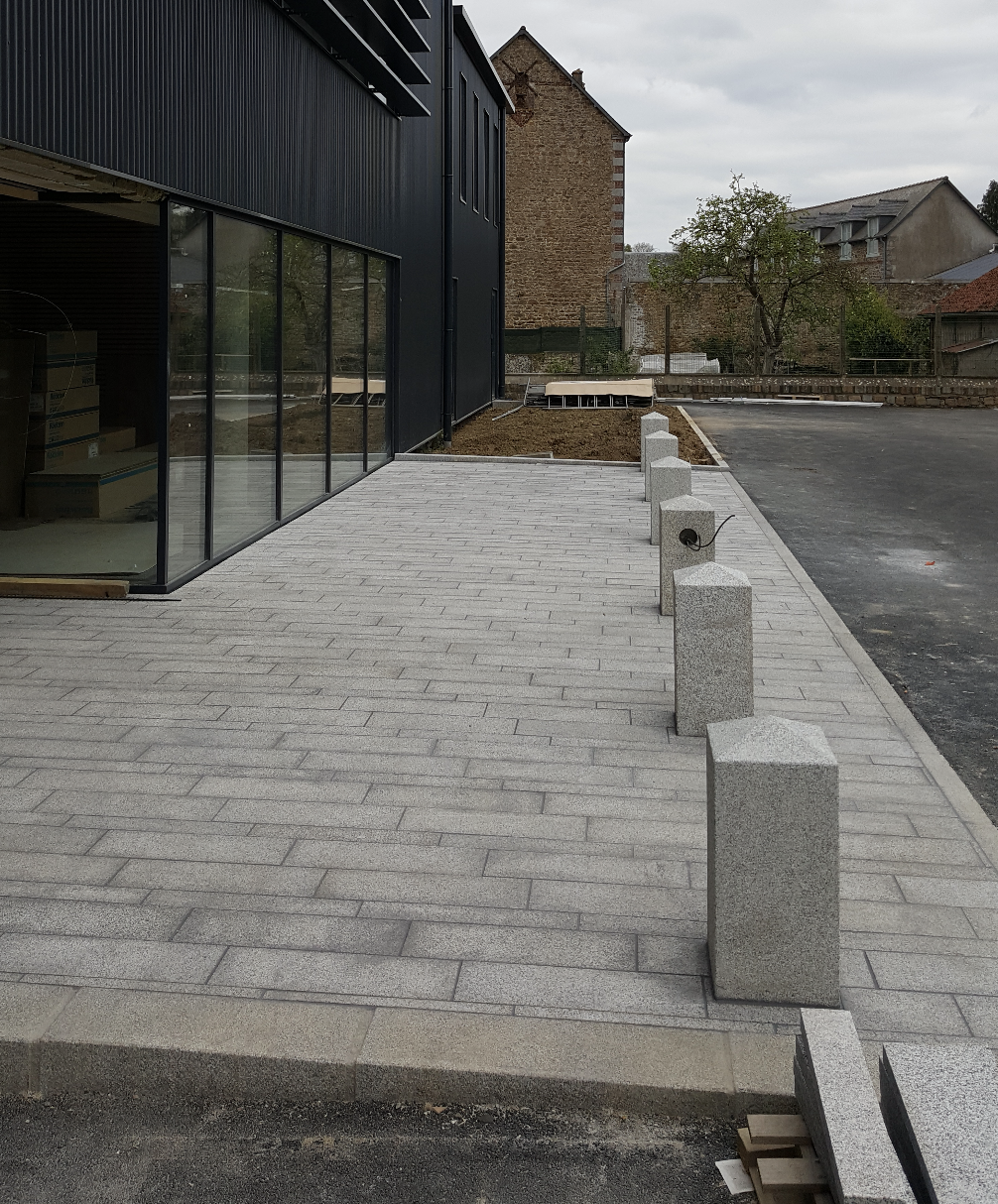 Borne carré en granit du Hinglé