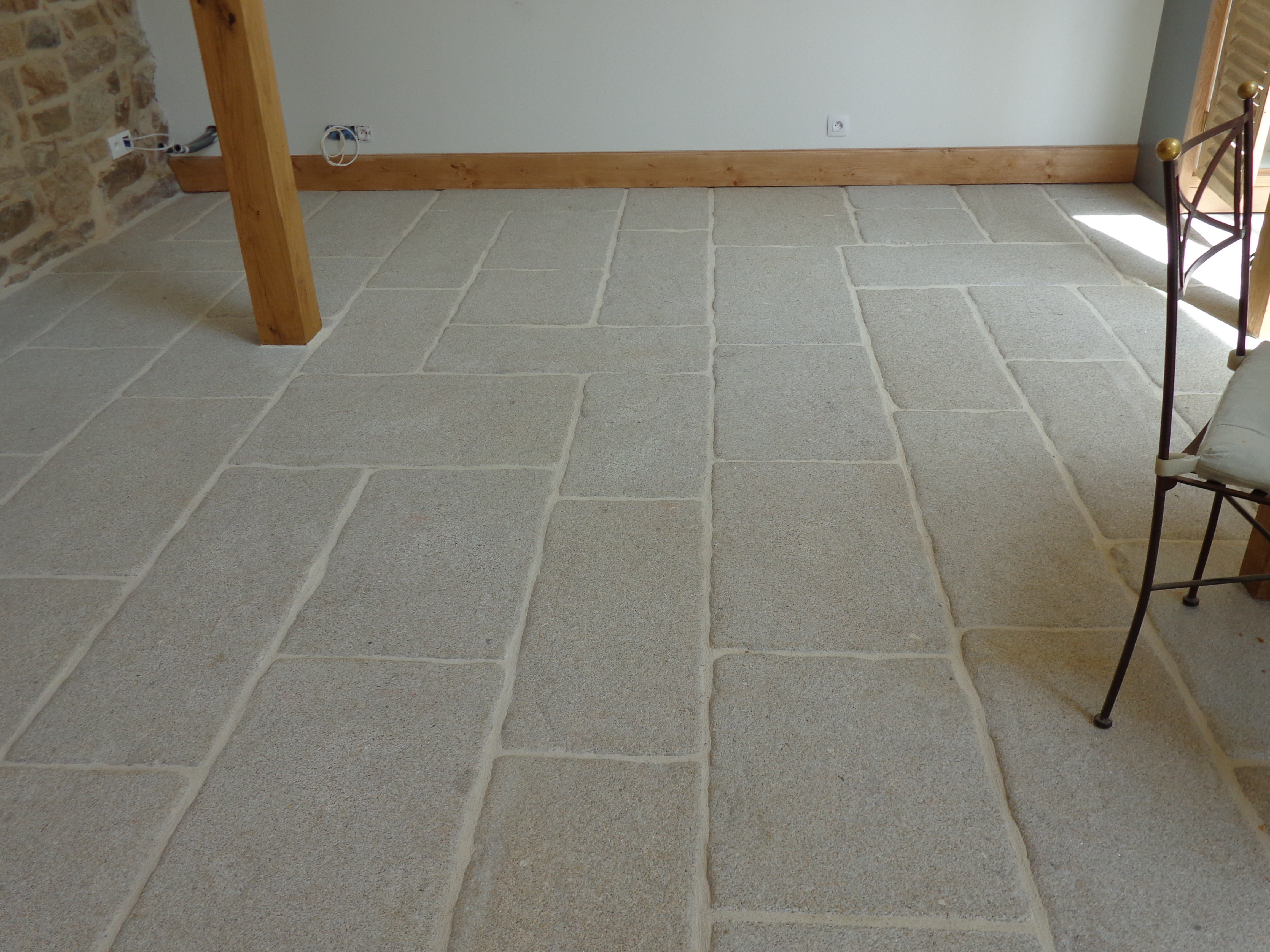 Dallage intérieur en granit beige finition vieillie