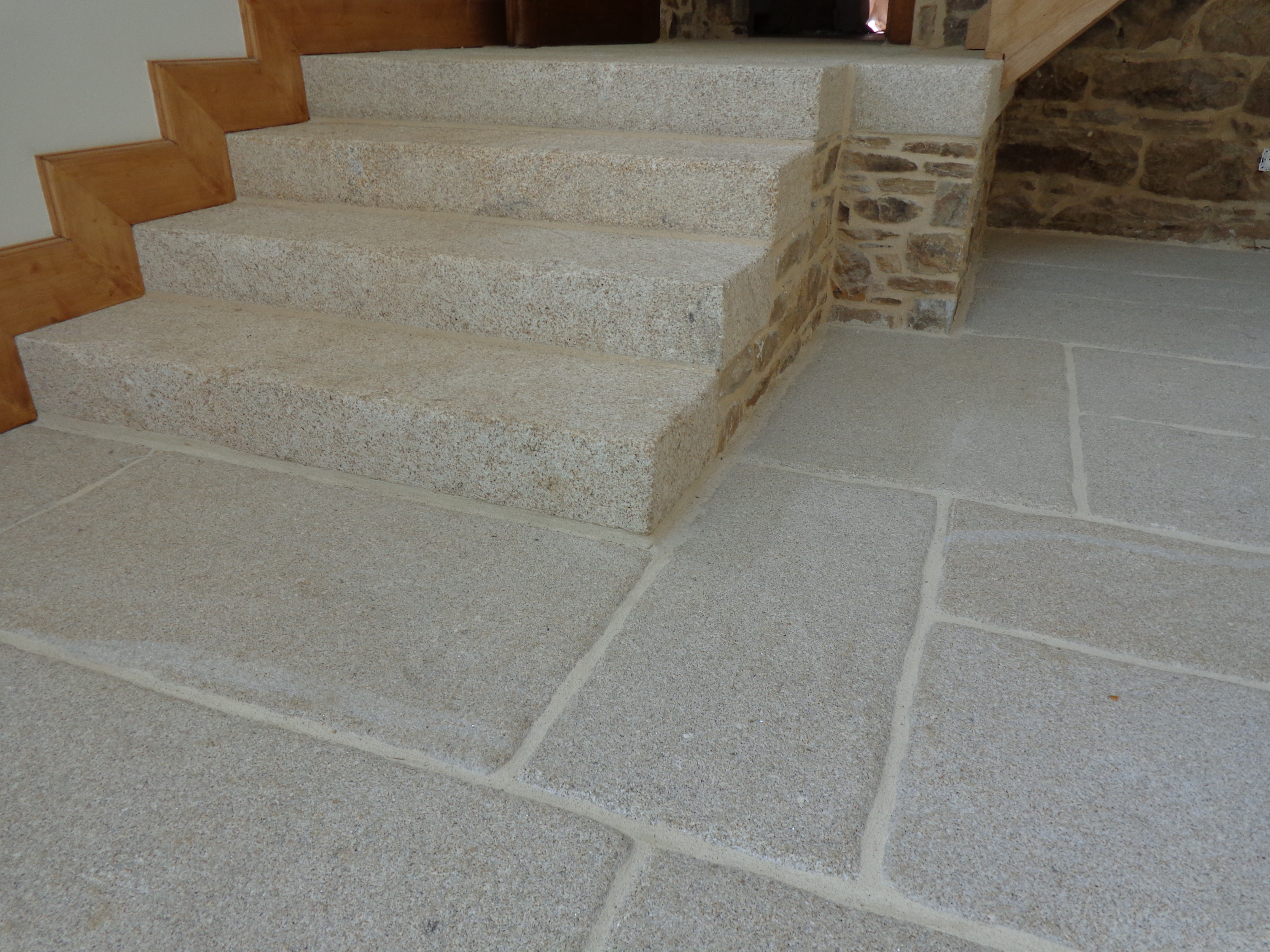 Emmarchement droit en granit beige de Guern