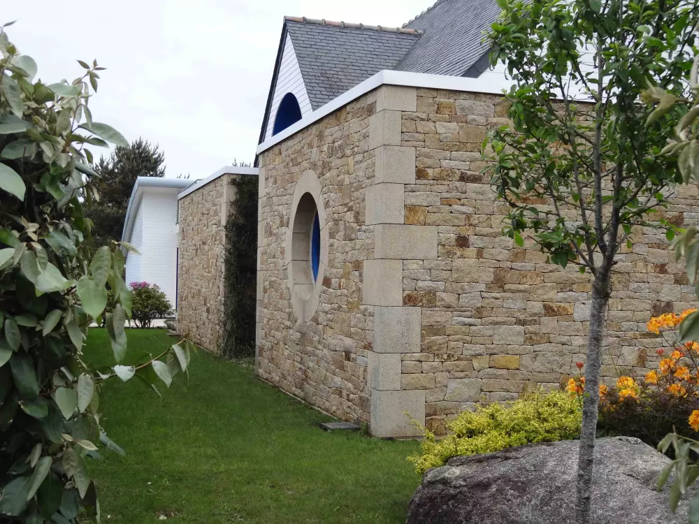 Pierre de taille en granit beige bouchardé et moellons éclatés