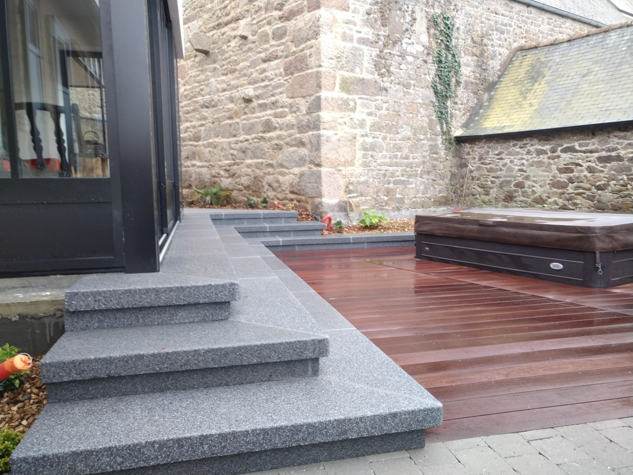 Marche et contre-marche en granit bleu Lanhélin