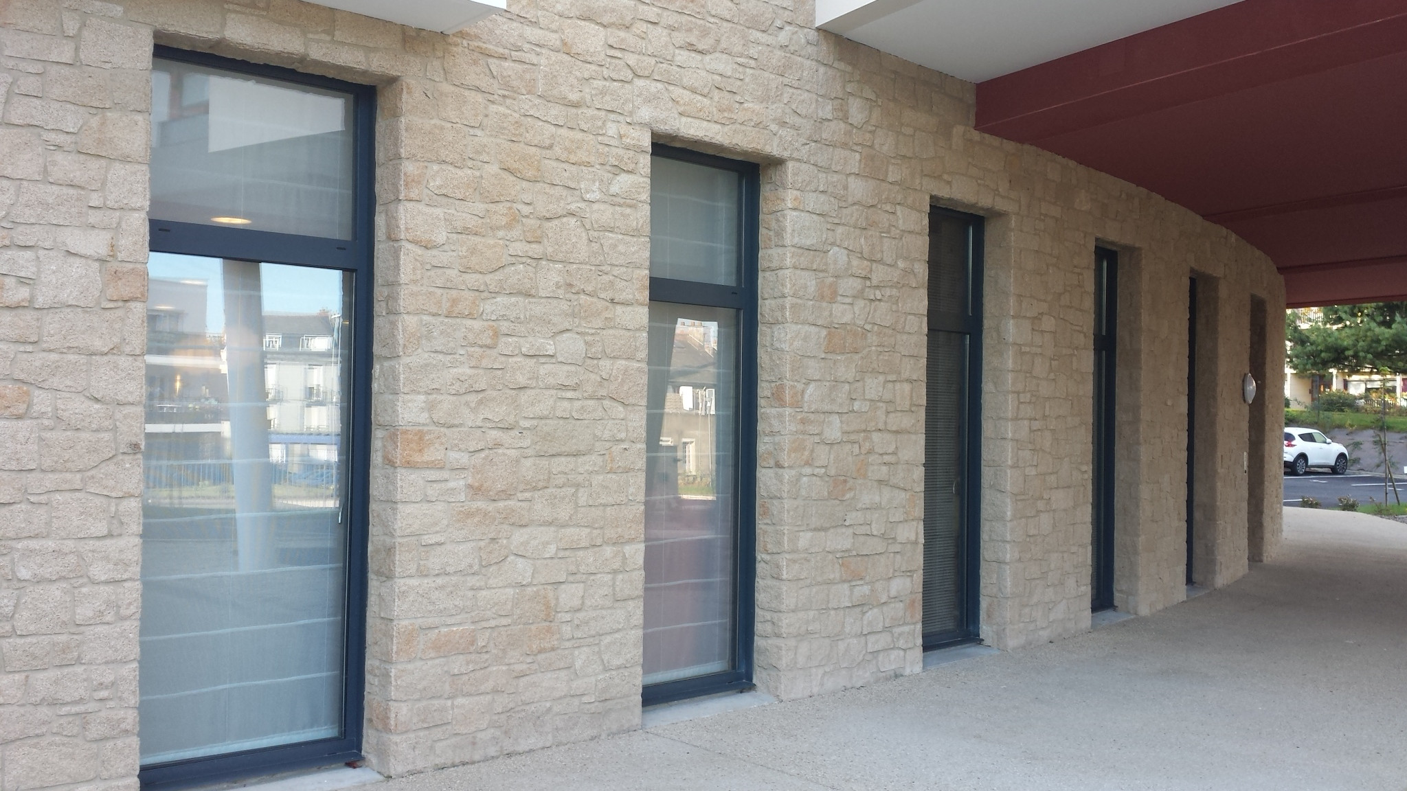 Pierre à coller rustique en beige grain fin Guerlesquin