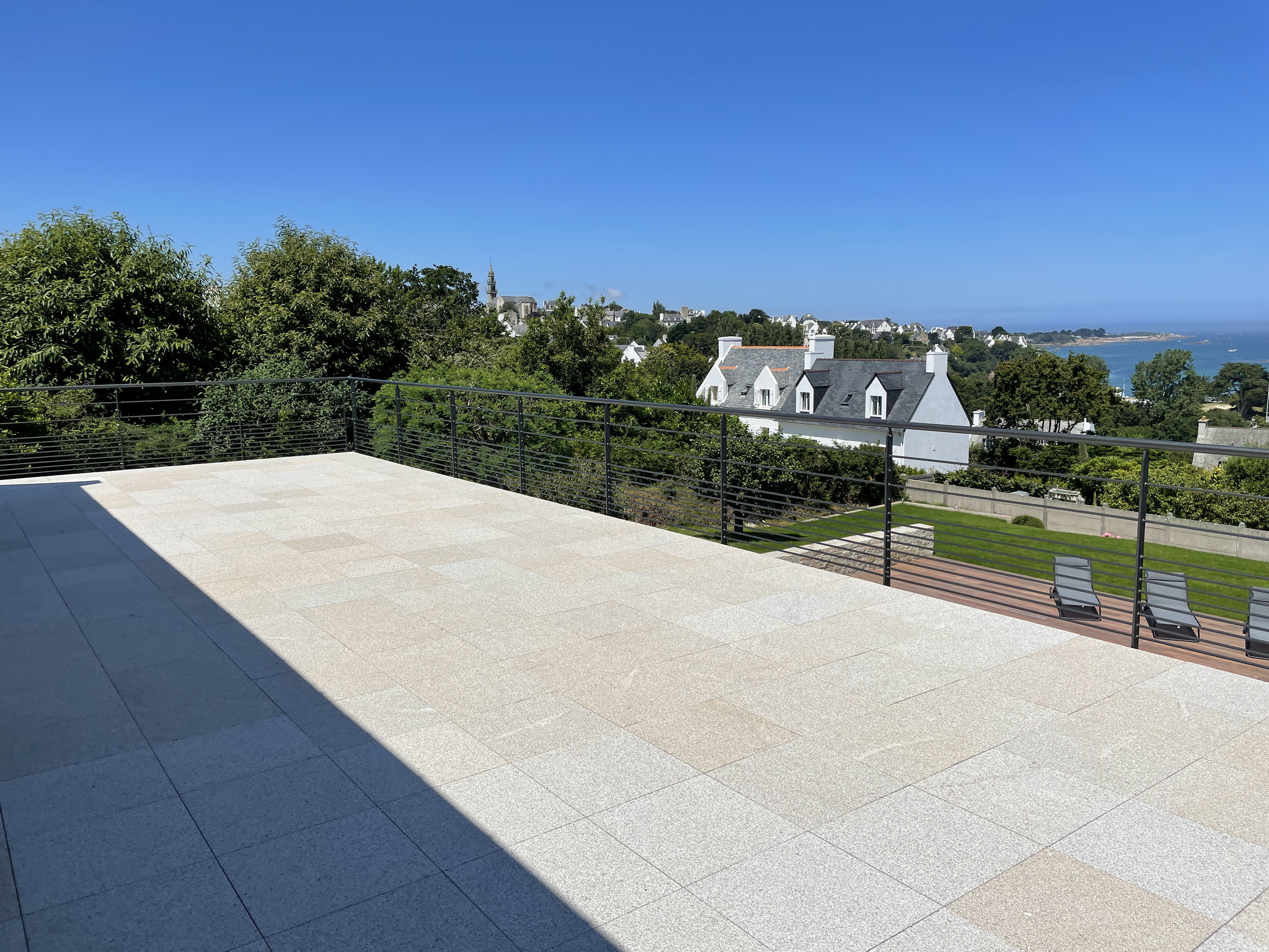 Dallage gris beige Languédias, pose sur plot