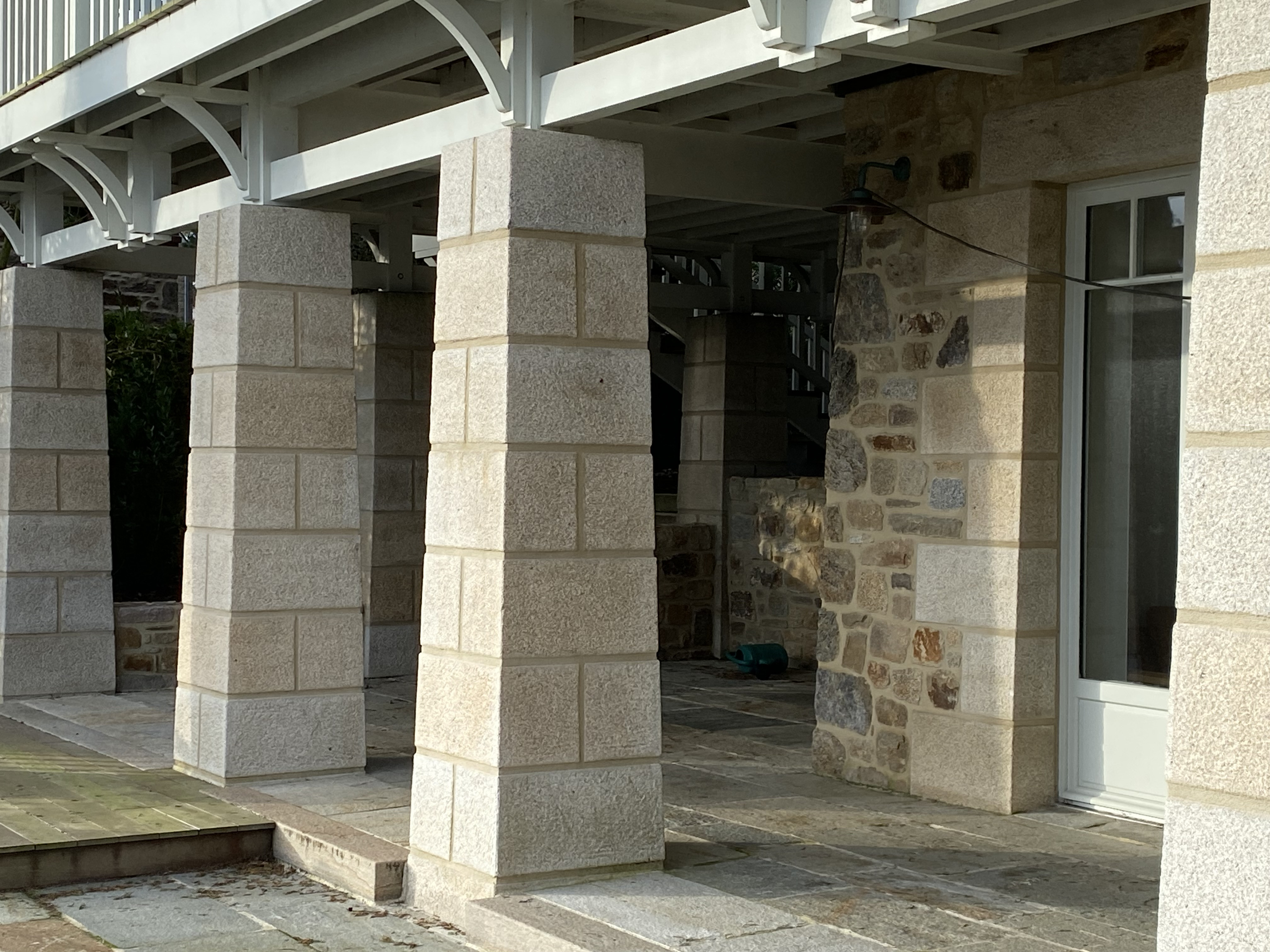 Pilier pyramidal tronqué en granit beige