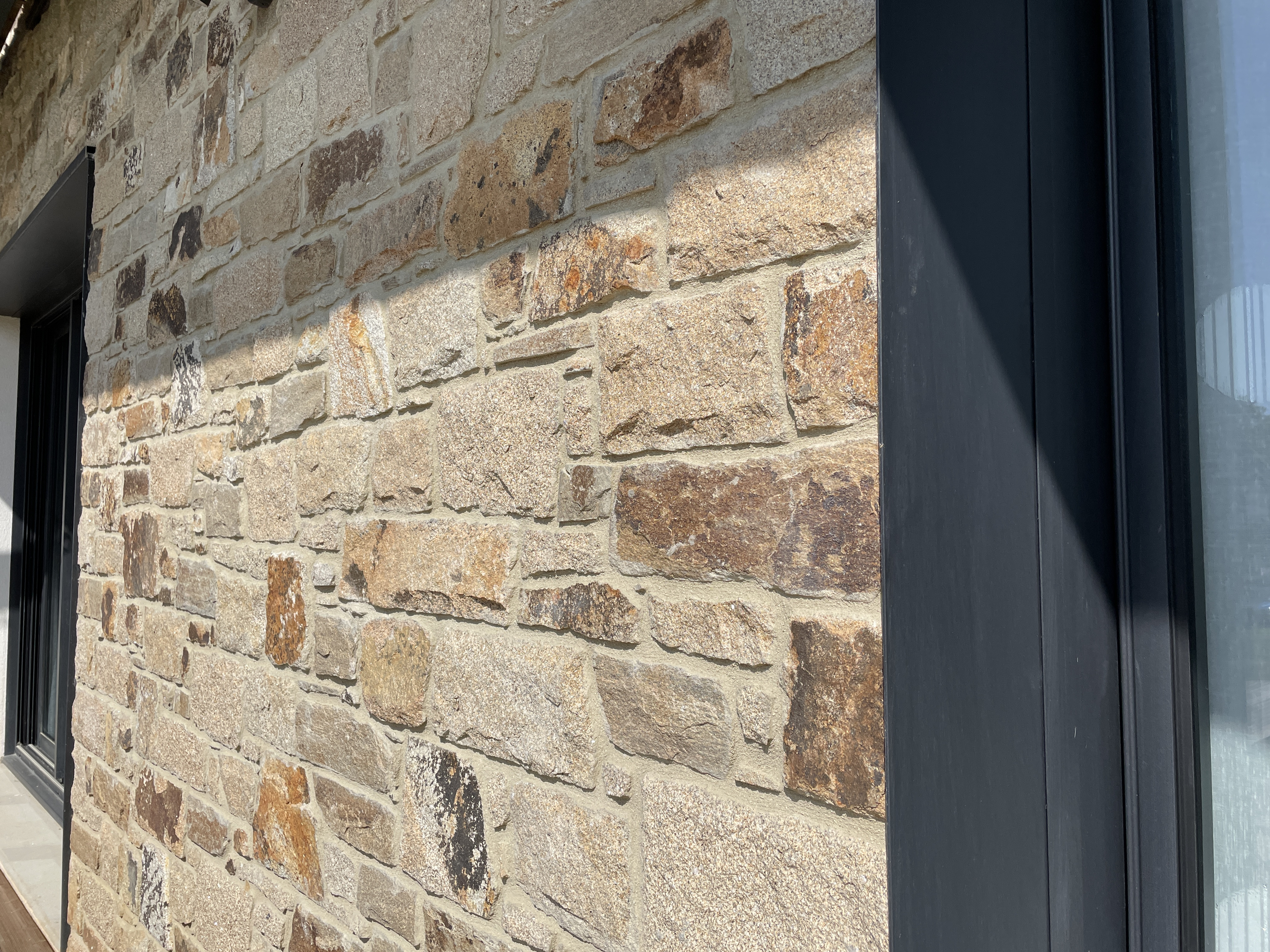 Mélange de pierre à coller en granit et gneiss au format assisé