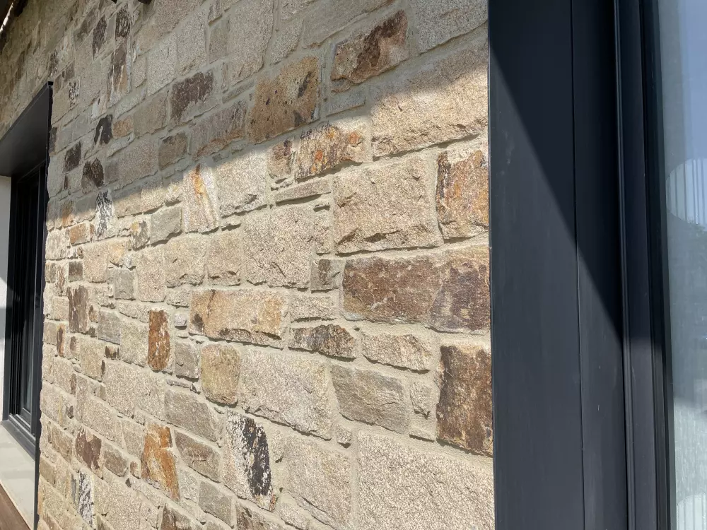 Mélange de pierre à coller en granit et gneiss au format assisé