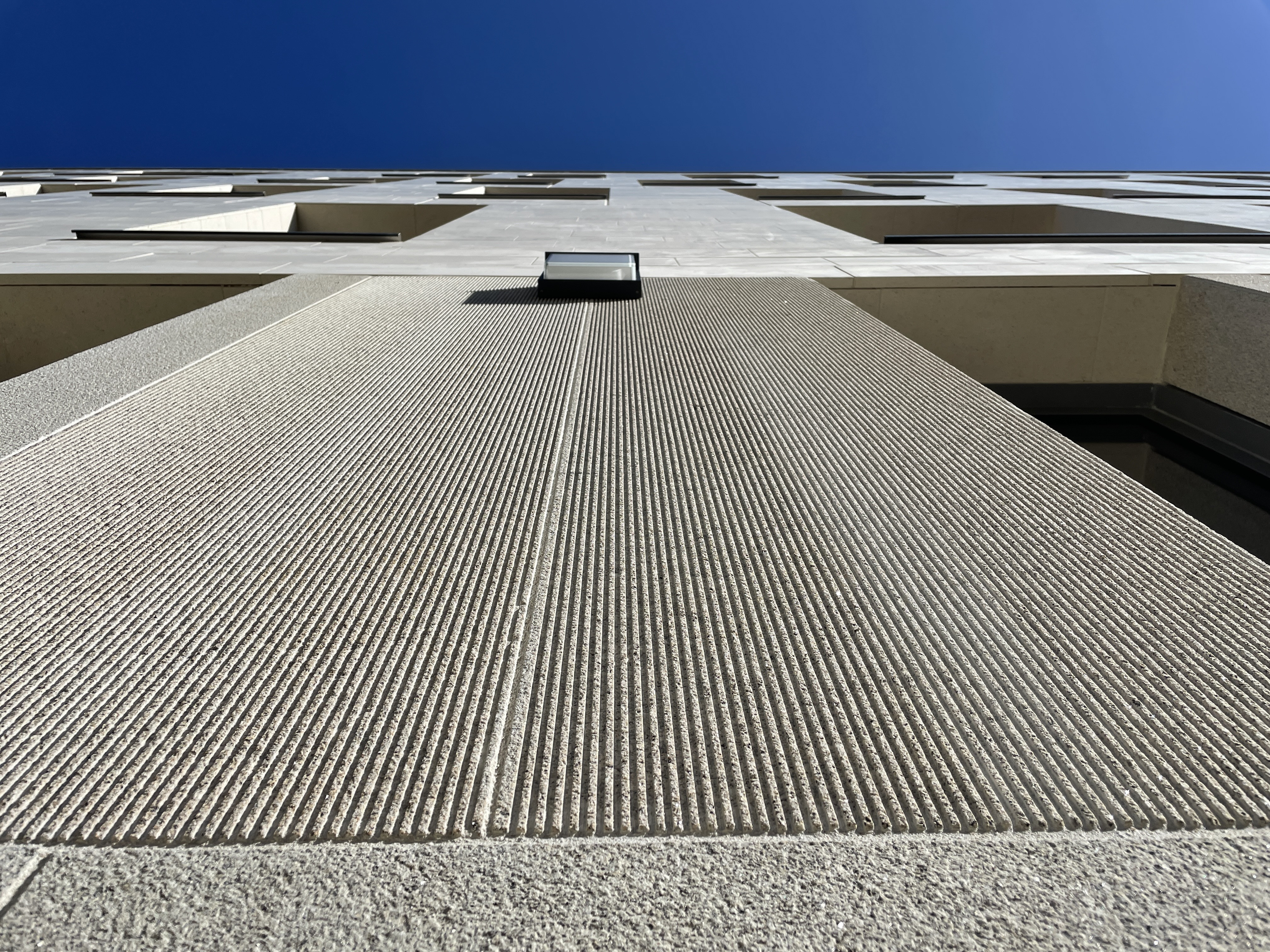 Mix façade granit et calcaire en dalles agrafées