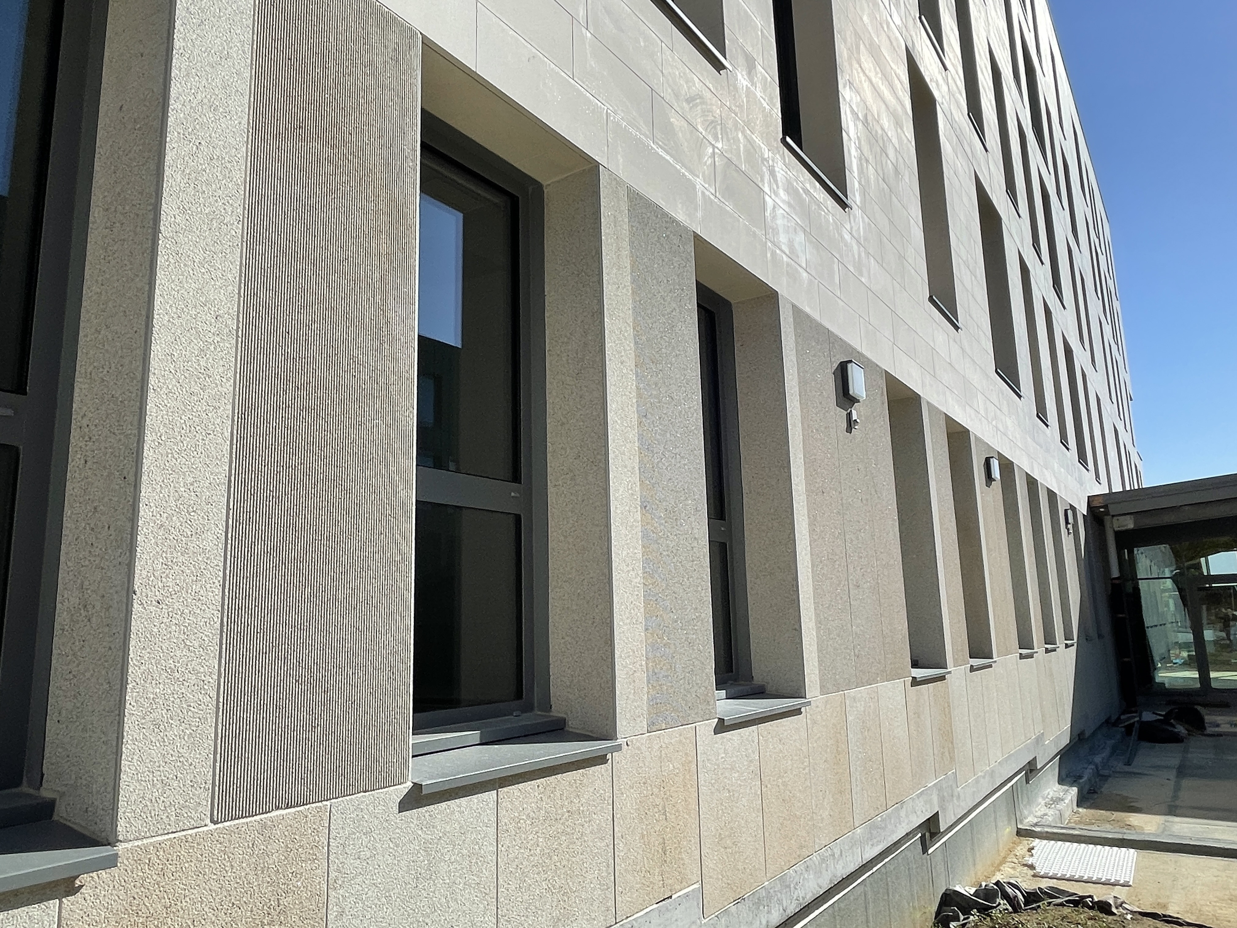 Soubassement en granit beige - solution agrafée