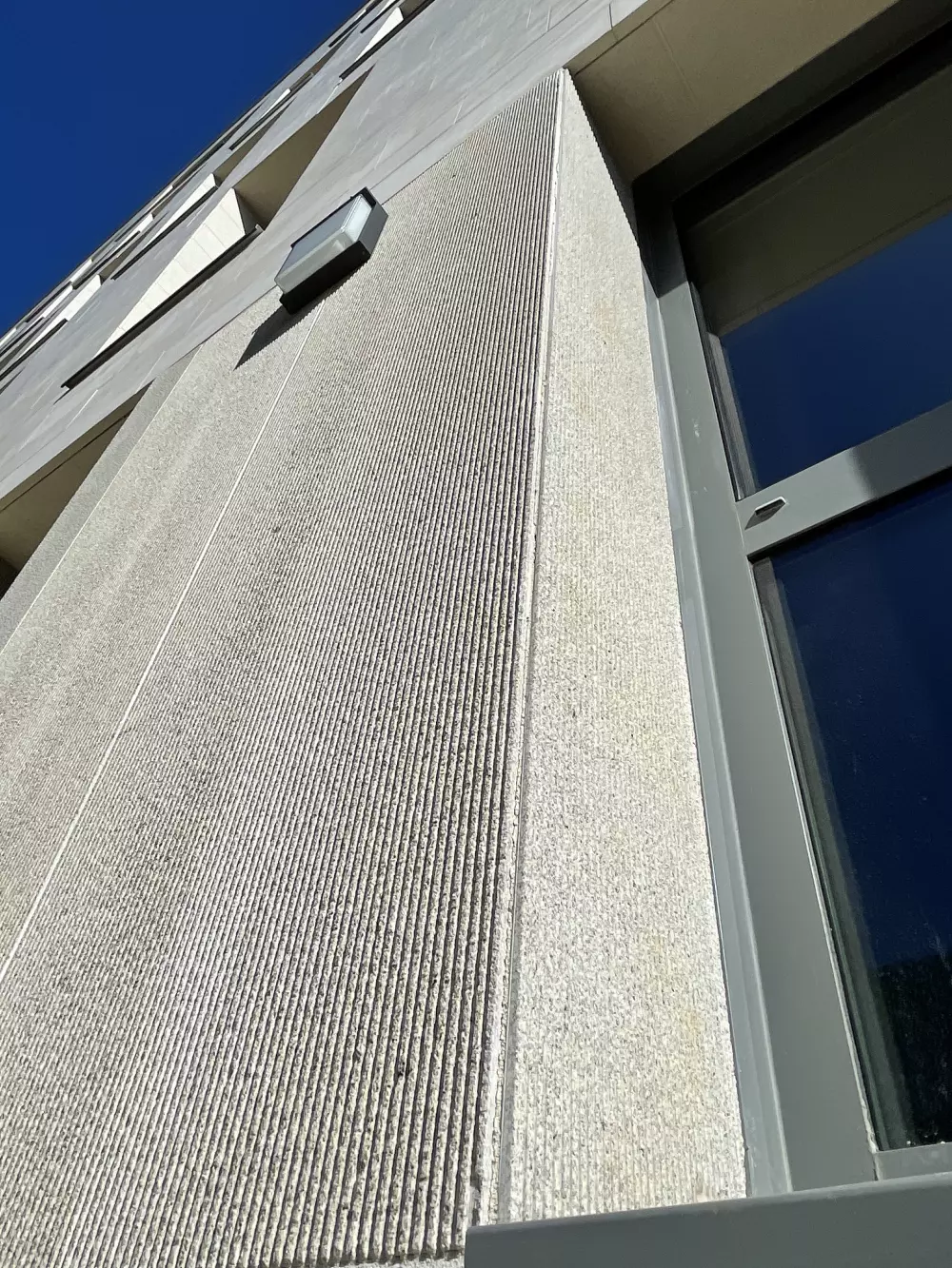 Détail coupe d'onglet sur dalle granit agrafée