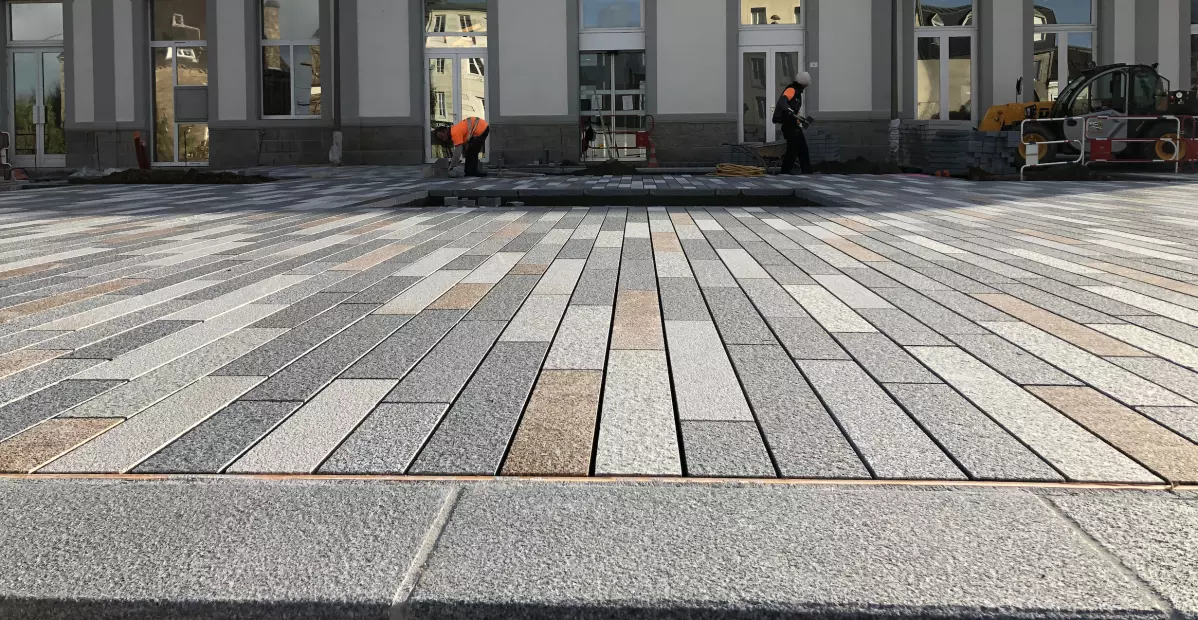 Parvis d'une gare en granits bretons et français mélangés