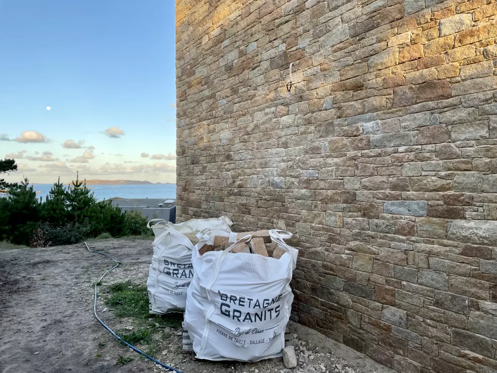Mélange de granit trié, pose sans joint avec coudés/cordés tous les 40 cm