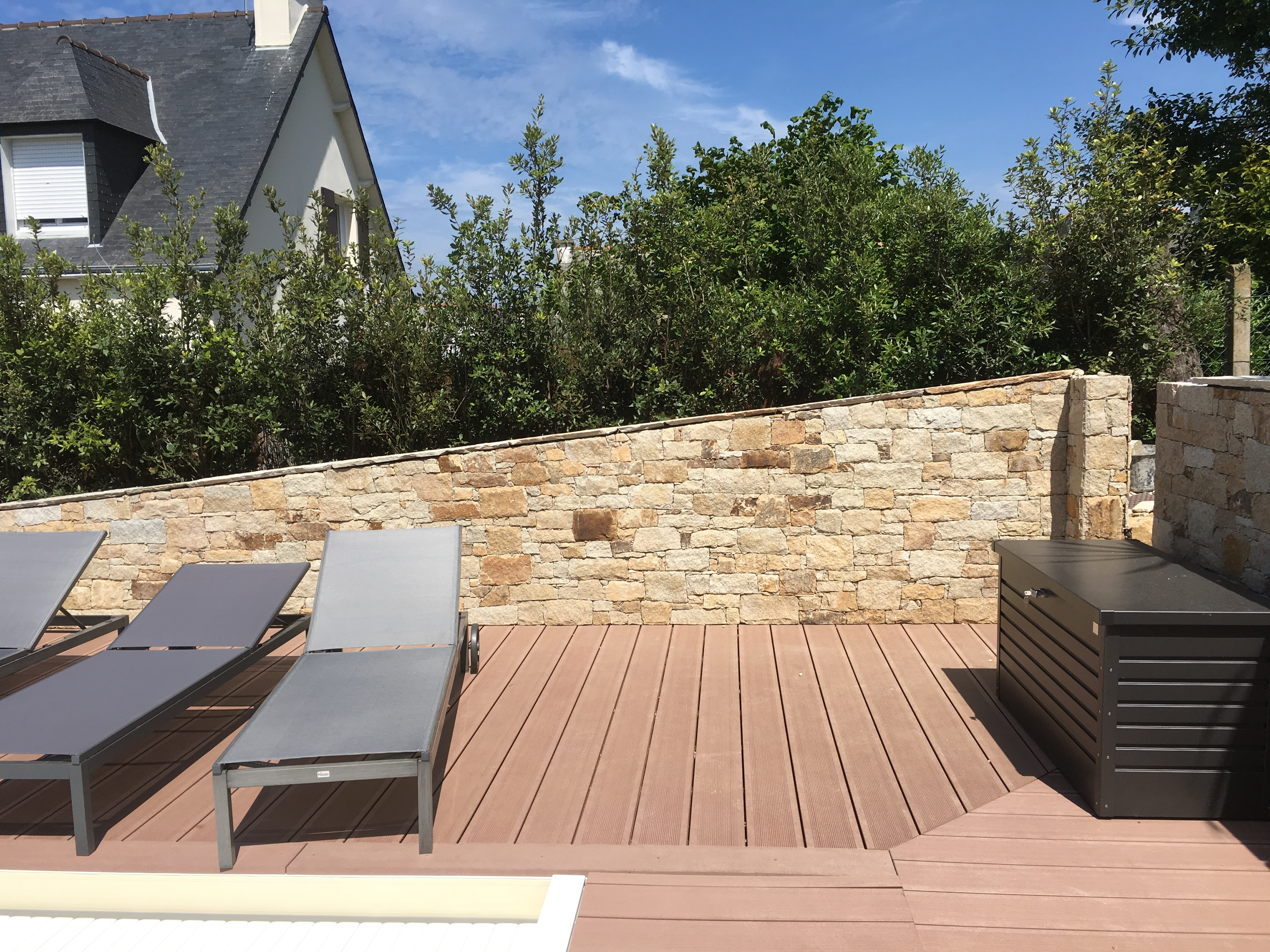 Pierre à coller en granit jaune et rouillé, pose sans joint