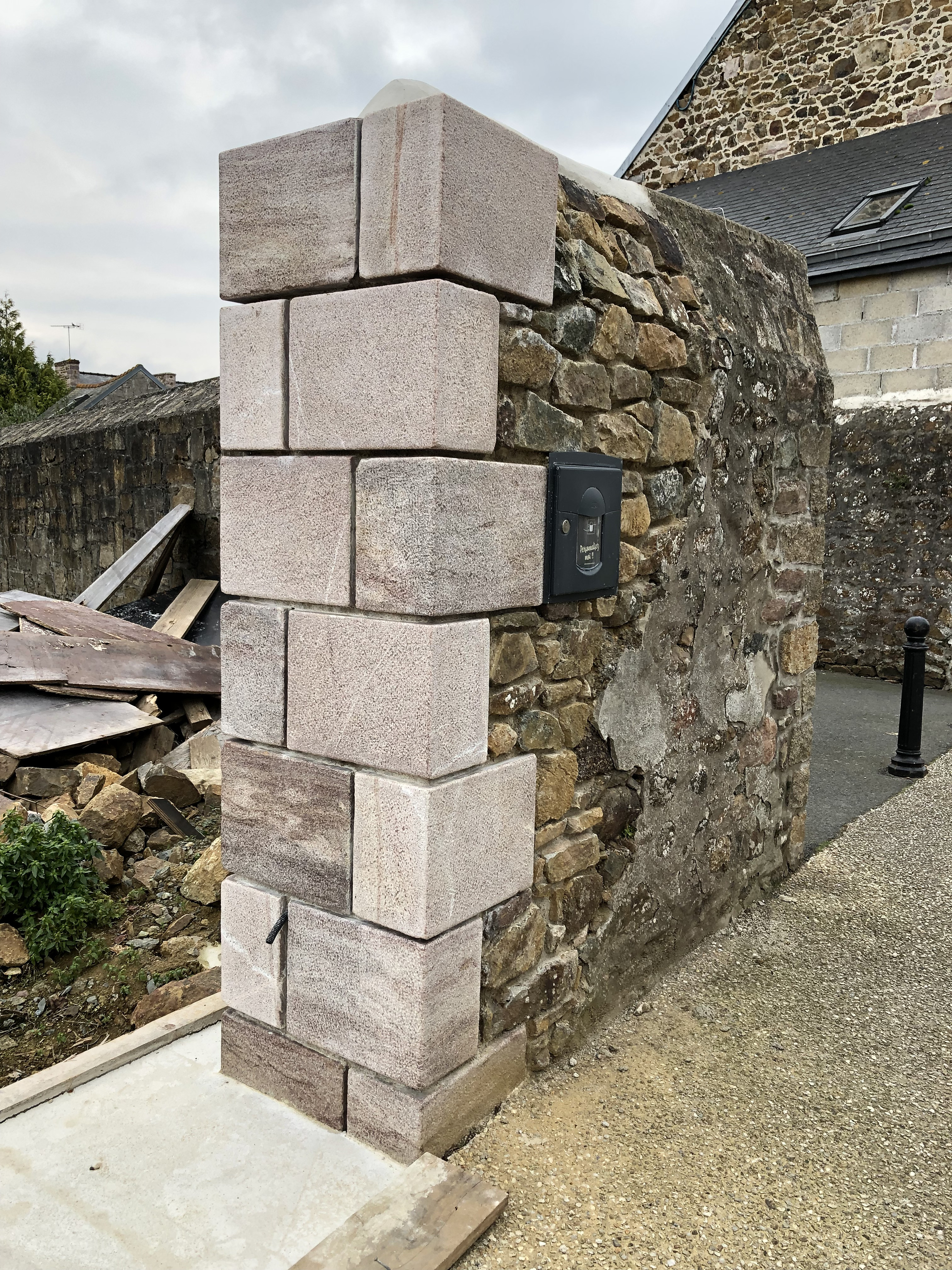 Tête de mur de clôture en grès rose d'Erquy