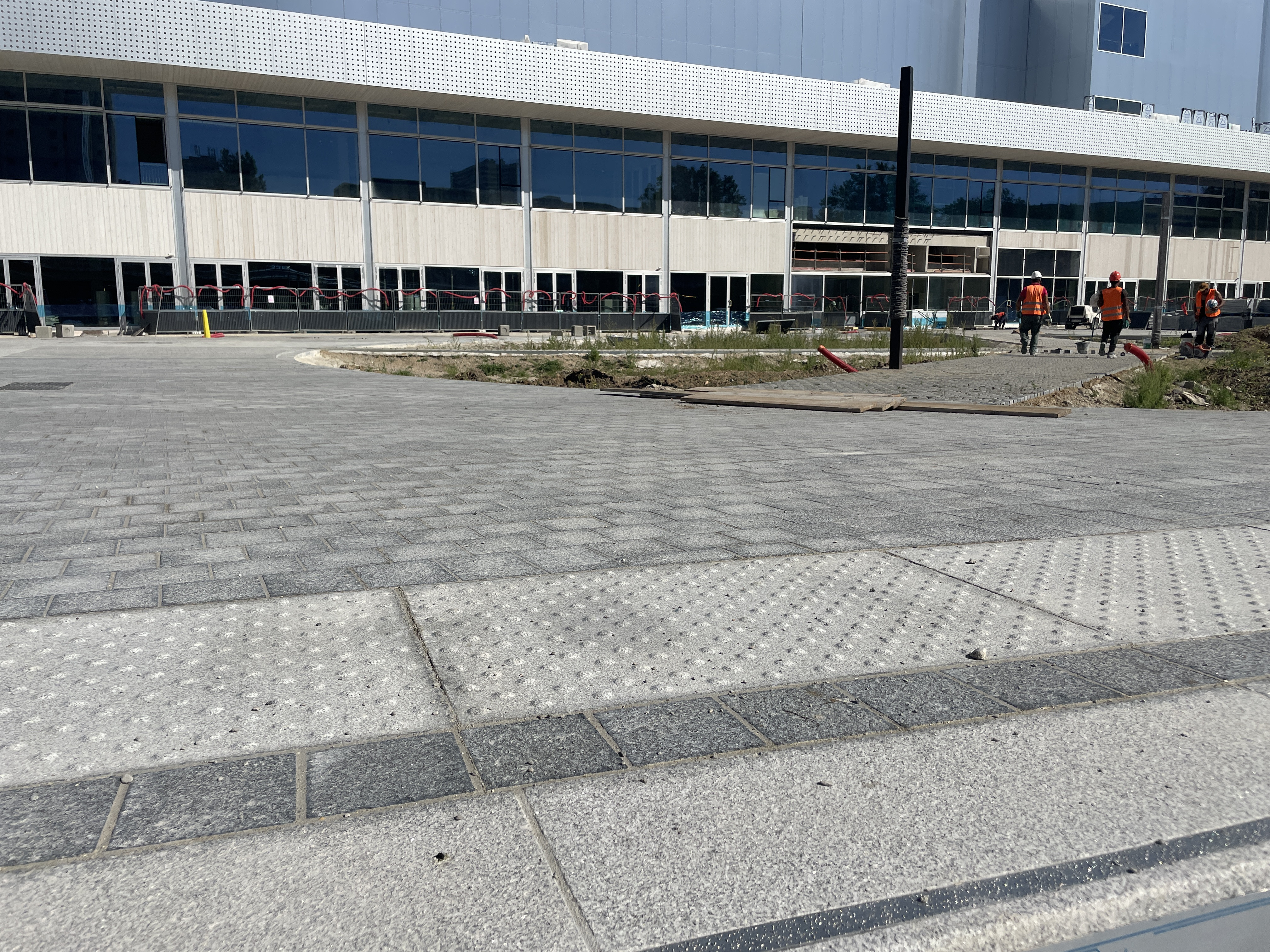 Parvis en granit gris perle et bleu Lanhélin